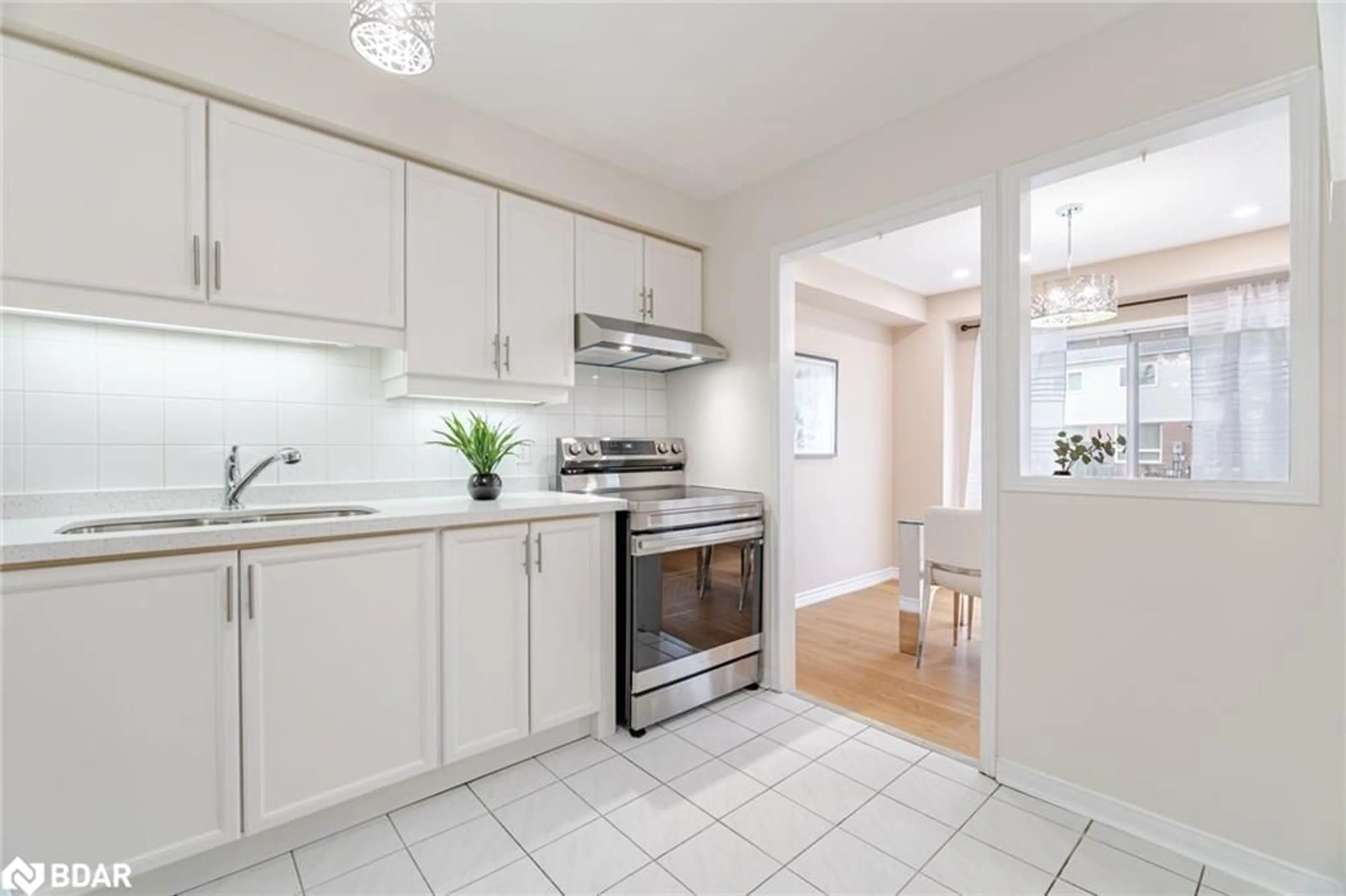 Standard kitchen, ceramic/tile floor for 5305 Glen Erin Dr #78B, Mississauga Ontario L5M 5N7