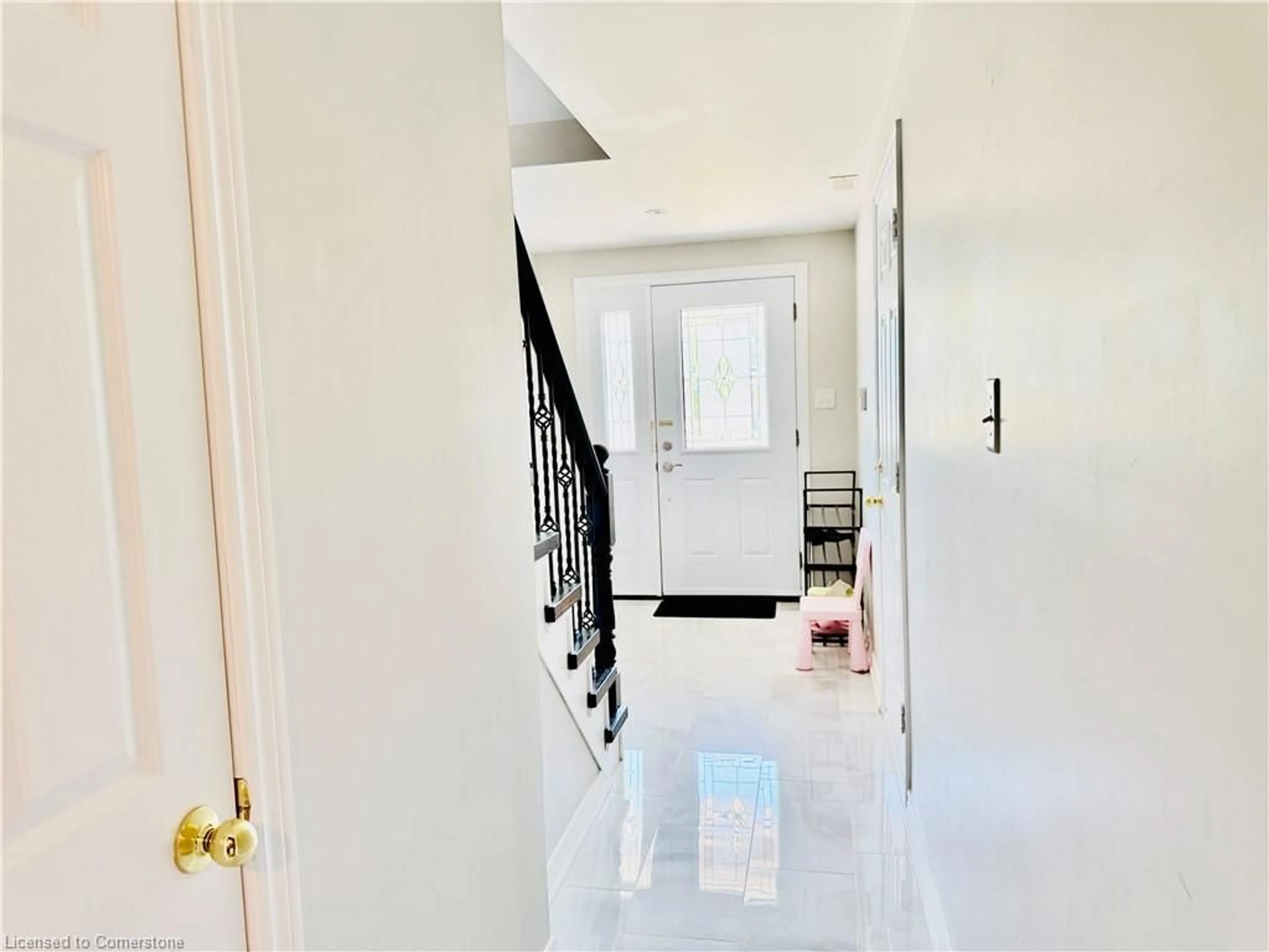 Indoor foyer for 1147 Harrogate Dr, Ancaster Ontario L9K 1N1