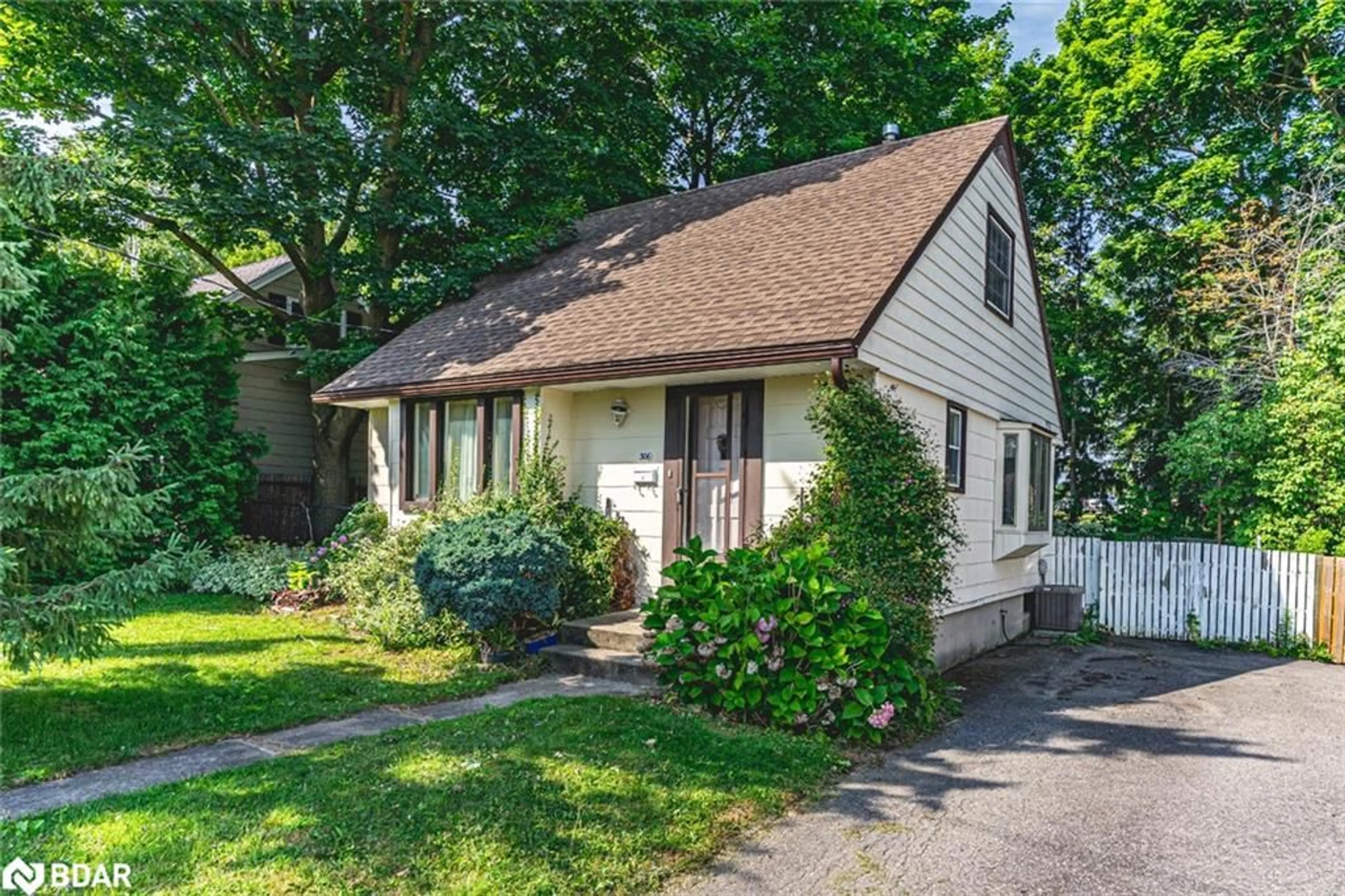 Home with vinyl exterior material, street for 306 Cawthra Blvd, Newmarket Ontario L3Y 4N8