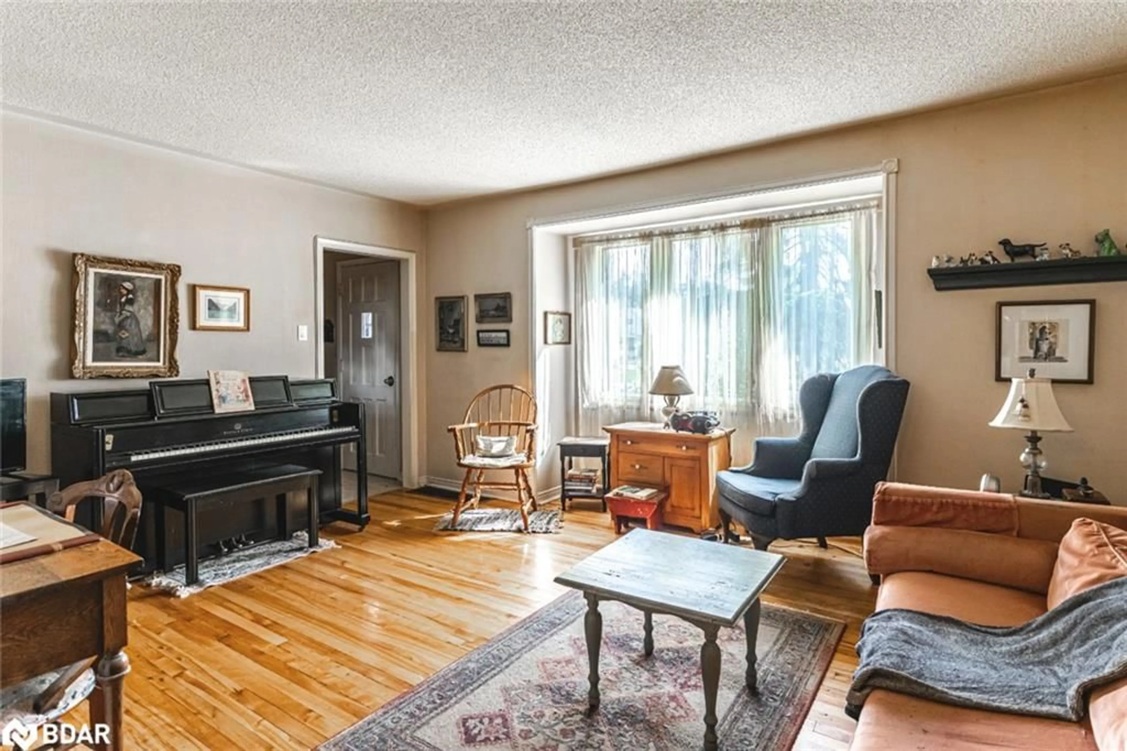 Living room with furniture, wood/laminate floor for 306 Cawthra Blvd, Newmarket Ontario L3Y 4N8