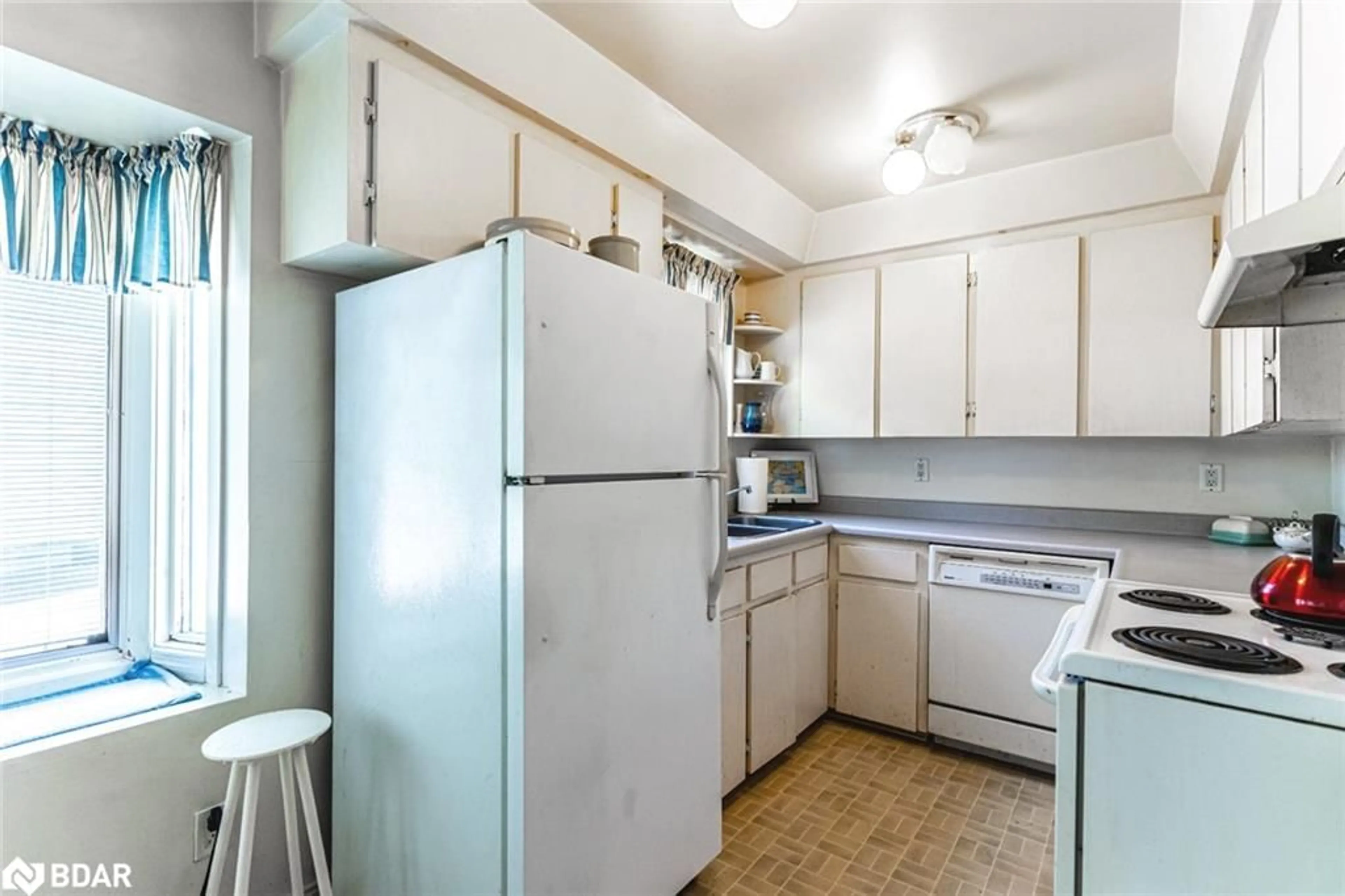 Standard kitchen, unknown for 306 Cawthra Blvd, Newmarket Ontario L3Y 4N8