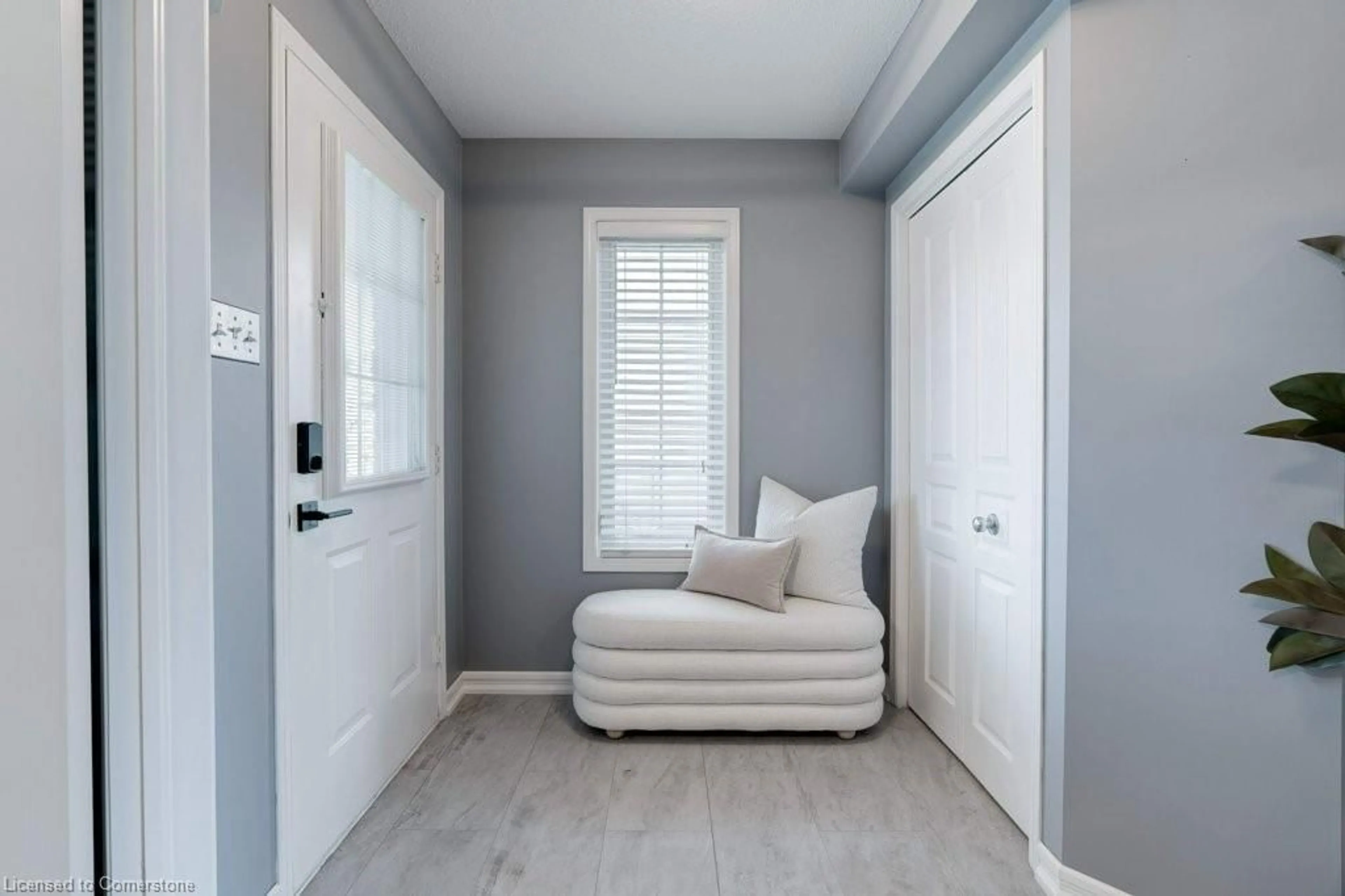 Indoor entryway for 101 Golden Acres Dr, Smithville Ontario L0R 2A0