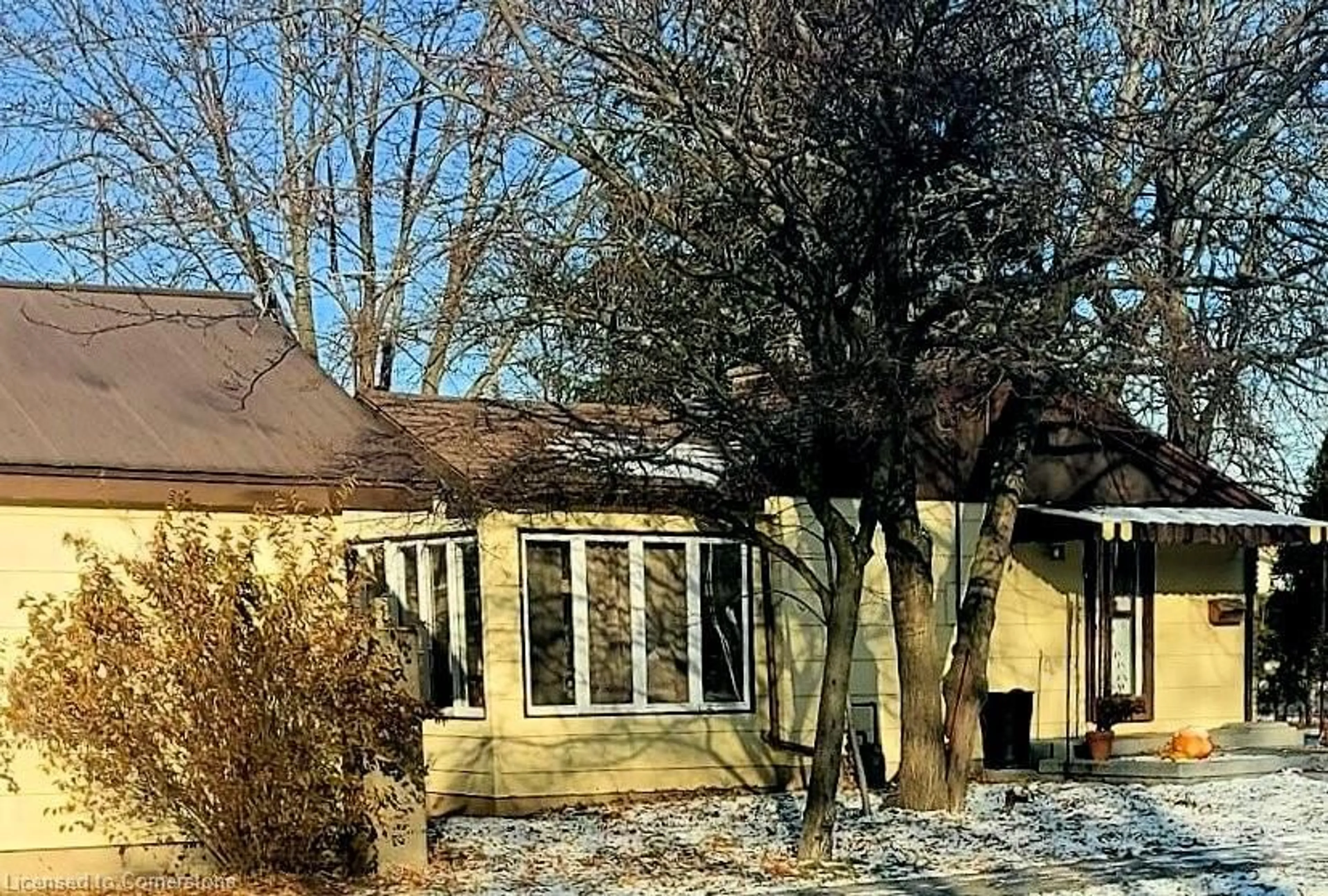 A pic from outside/outdoor area/front of a property/back of a property/a pic from drone, street for 976 Stone Church Rd, Hamilton Ontario L8W 1B1