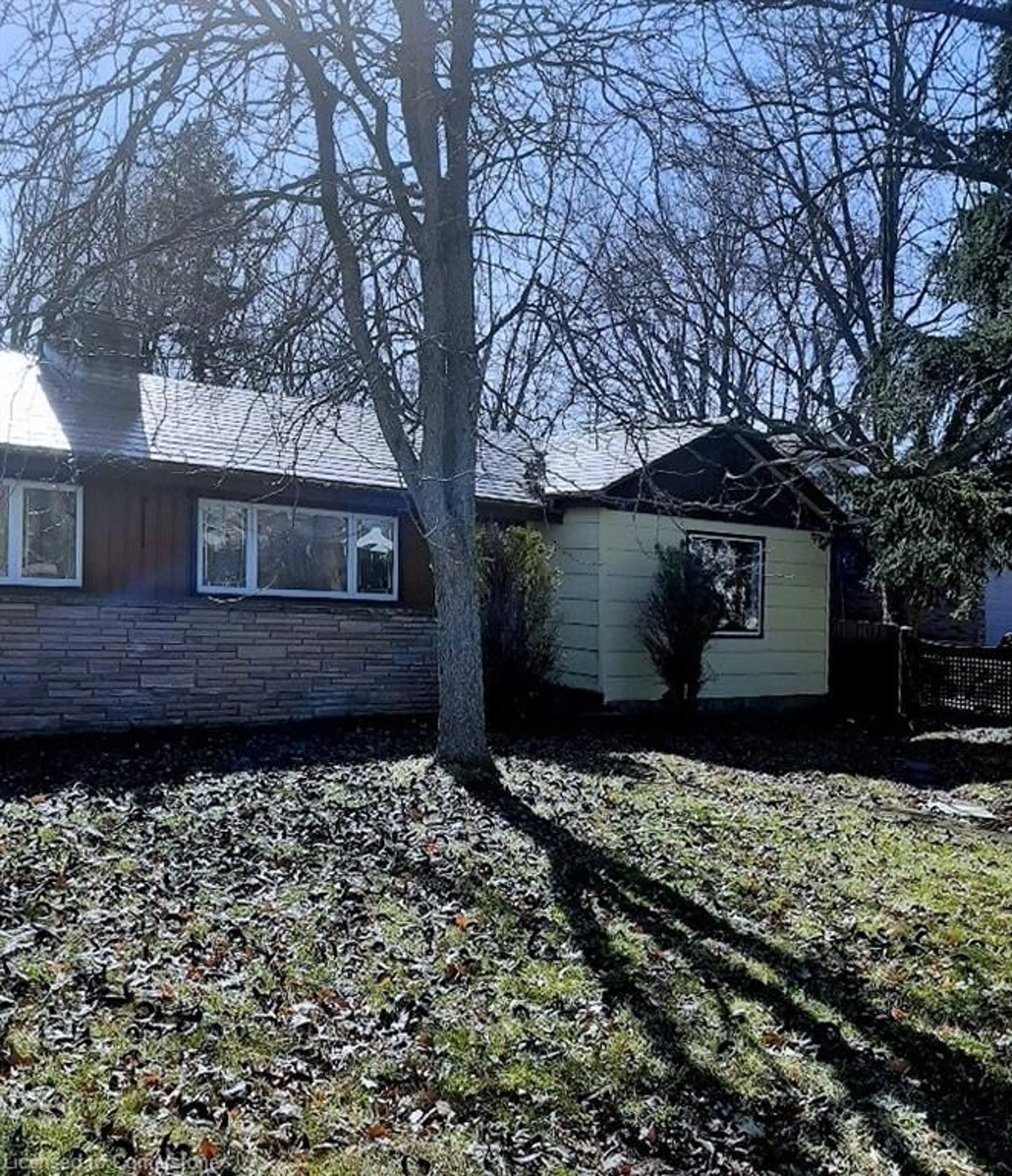 A pic from outside/outdoor area/front of a property/back of a property/a pic from drone, street for 976 Stone Church Rd, Hamilton Ontario L8W 1B1