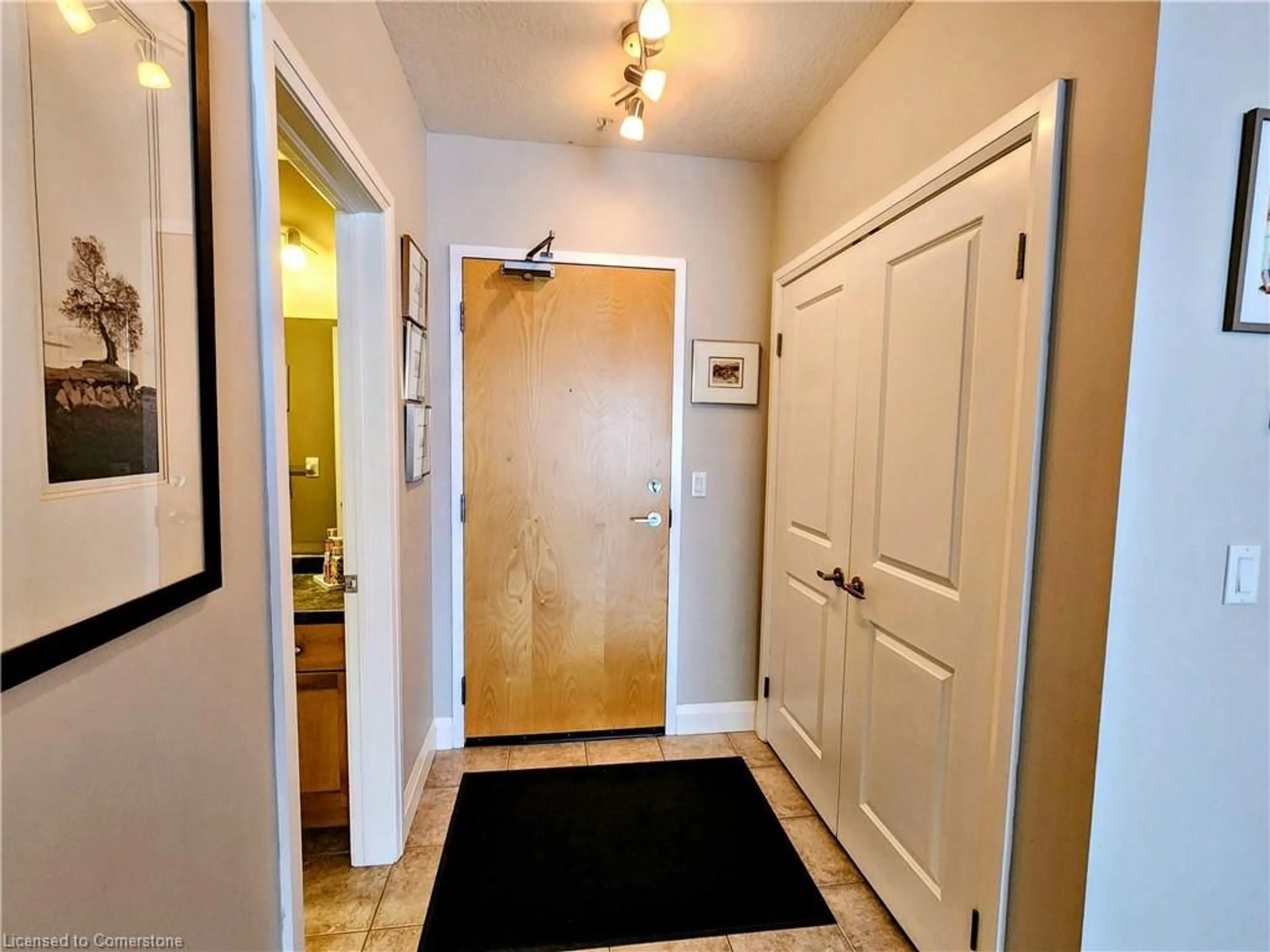 Indoor entryway for 165 Duke St #202, Kitchener Ontario N2H 6T8
