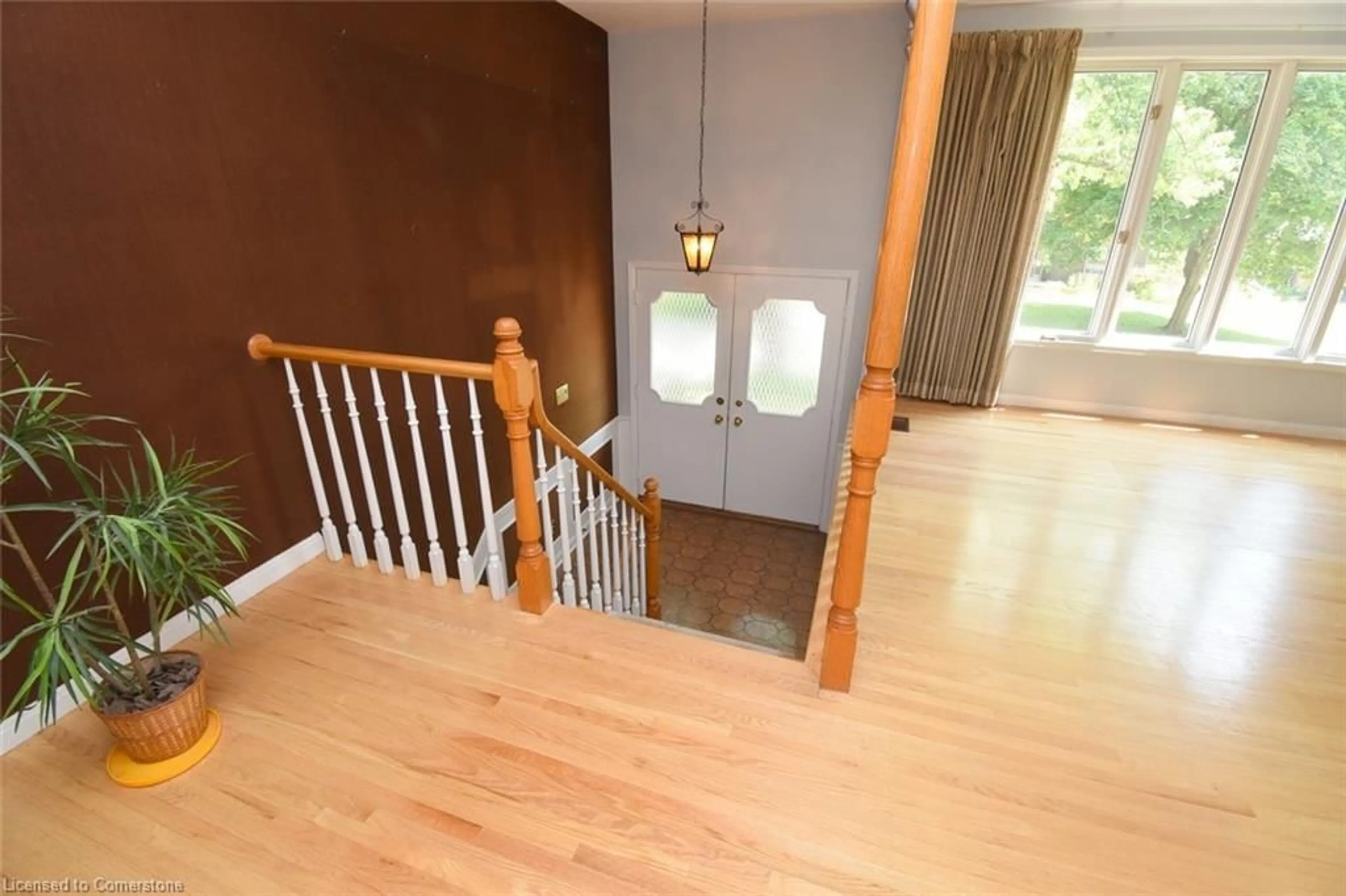 Indoor foyer for 30 Terrace Dr, Dundas Ontario L9A 2Y6