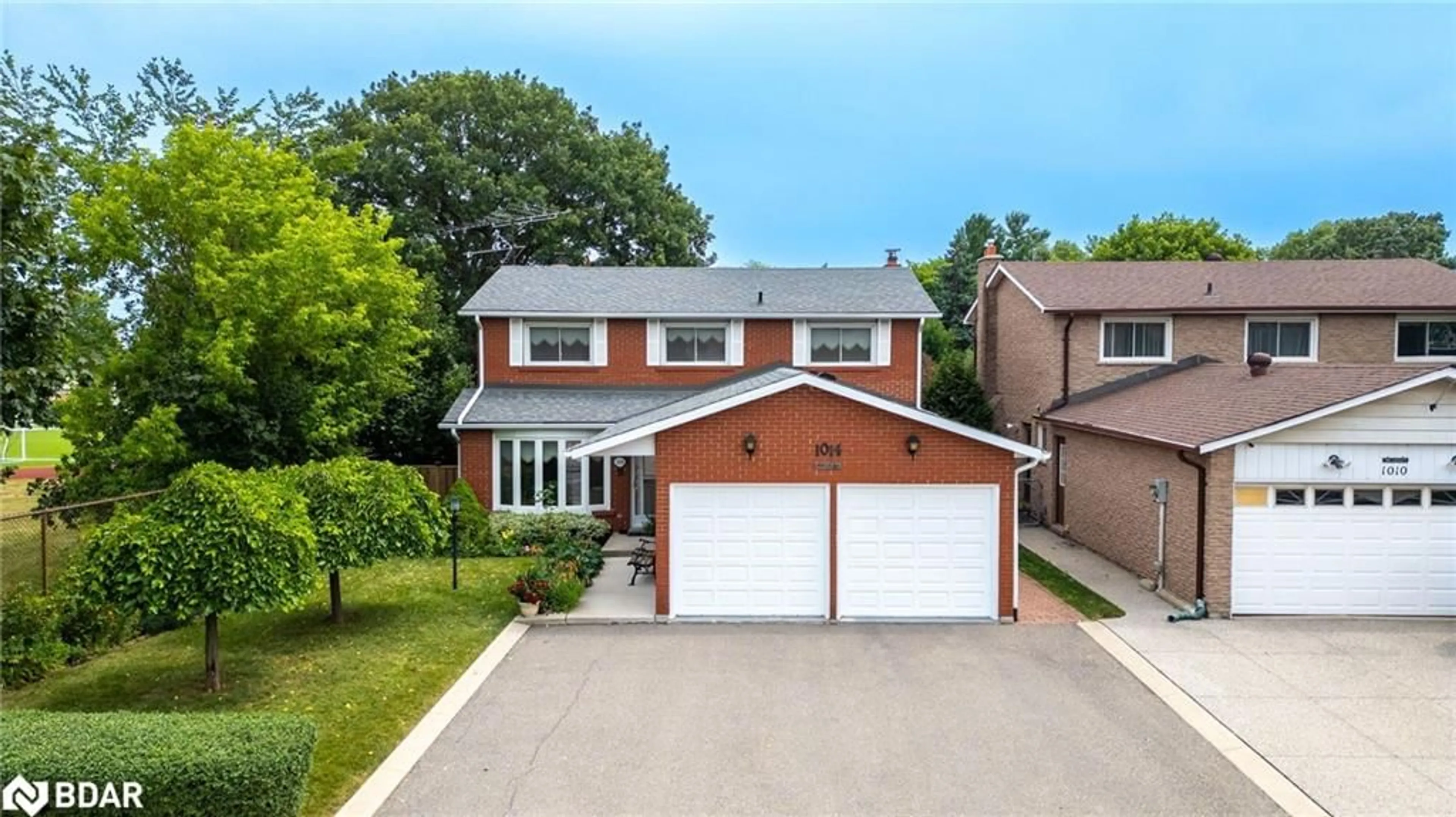A pic from outside/outdoor area/front of a property/back of a property/a pic from drone, street for 1014 Mccraney St, Oakville Ontario L6H 2R6