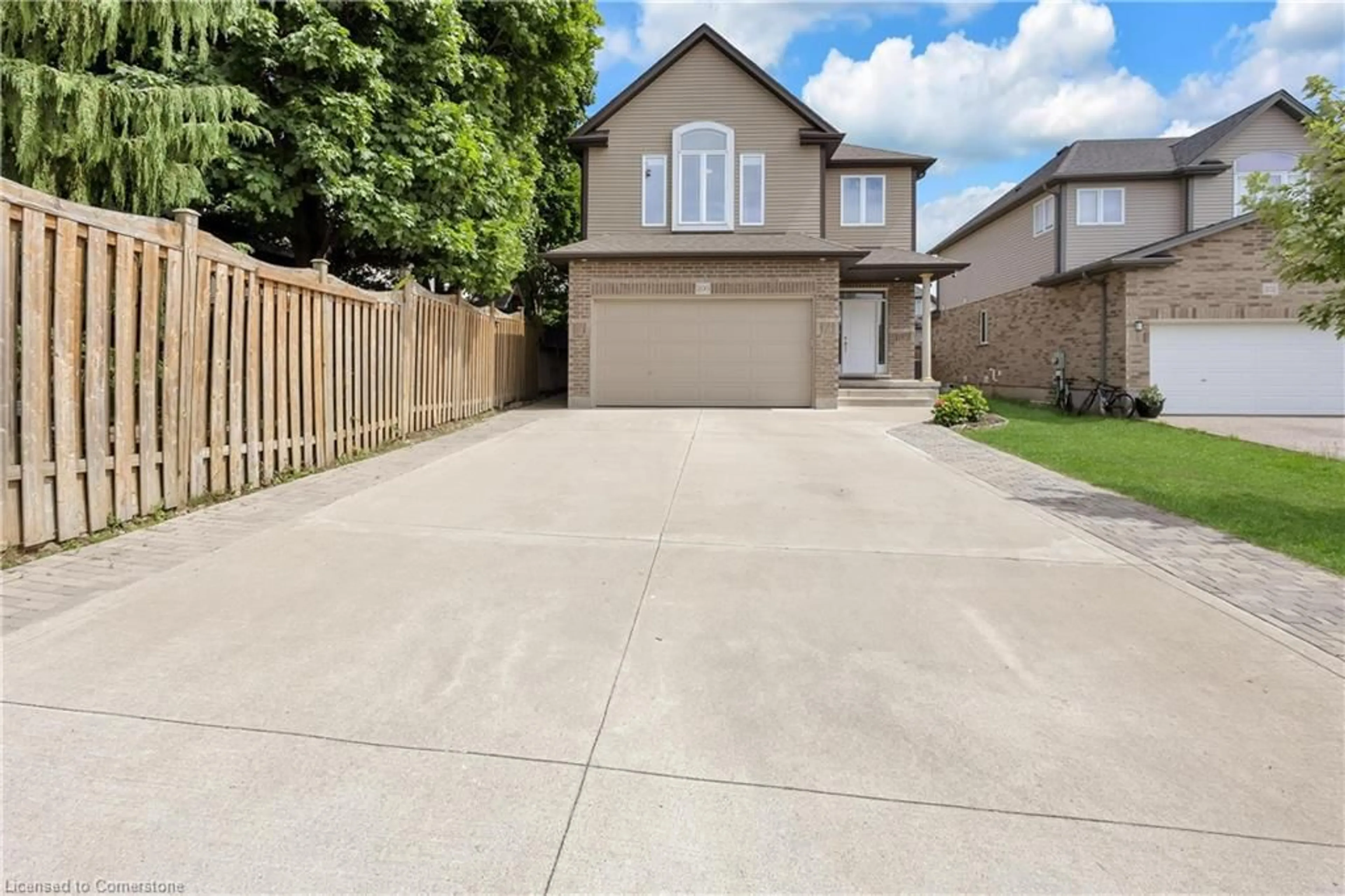 A pic from outside/outdoor area/front of a property/back of a property/a pic from drone, street for 200 Westfield Pl, Waterloo Ontario N2T 2R2