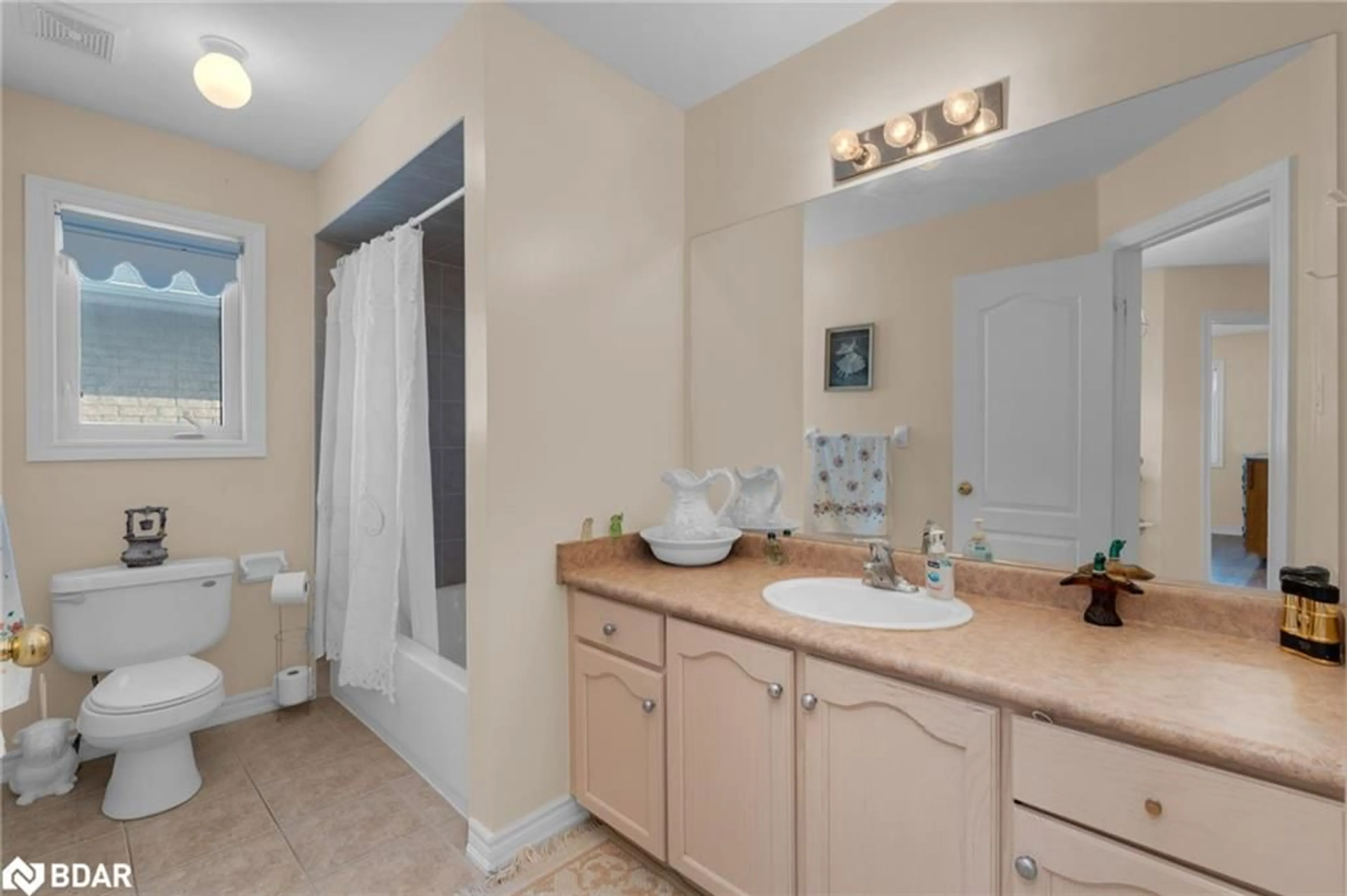 Standard bathroom, ceramic/tile floor for 503 Simcoe Rd, Bradford Ontario L3Z 3C4