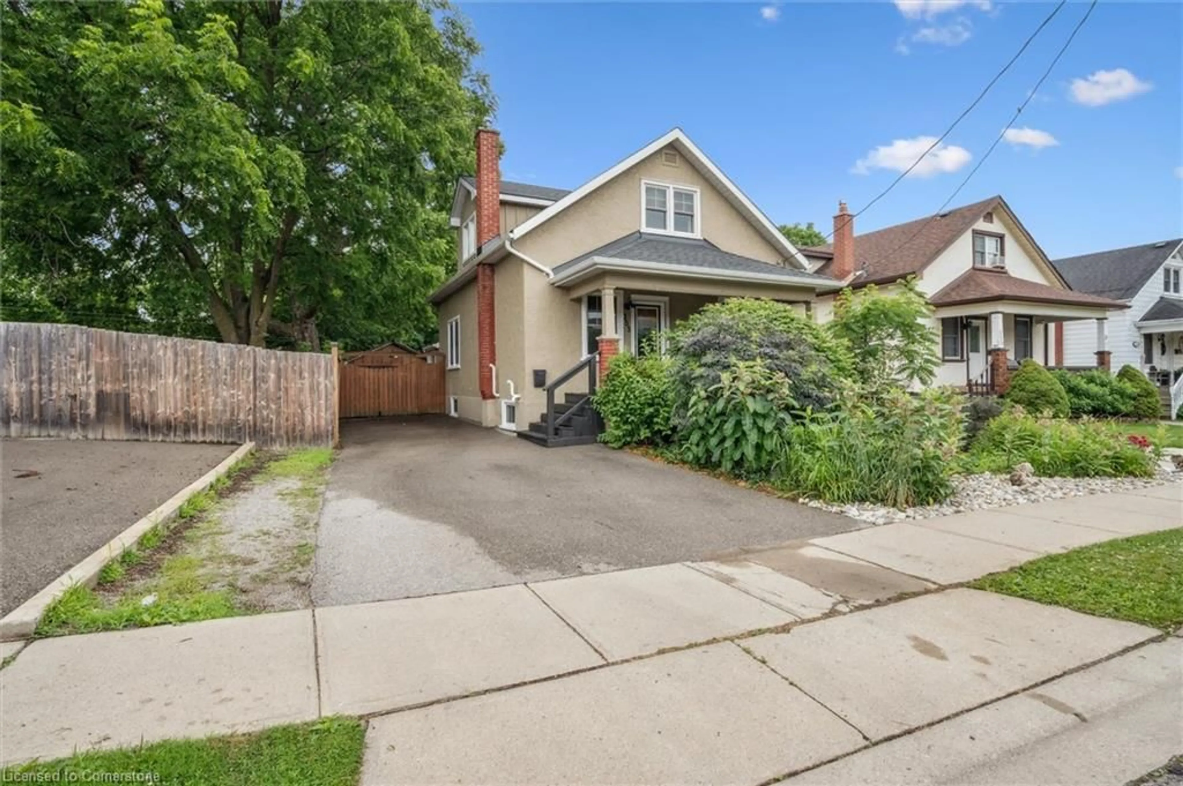 A pic from outside/outdoor area/front of a property/back of a property/a pic from drone, street for 253 Dolph St, Cambridge Ontario N3H 2C1
