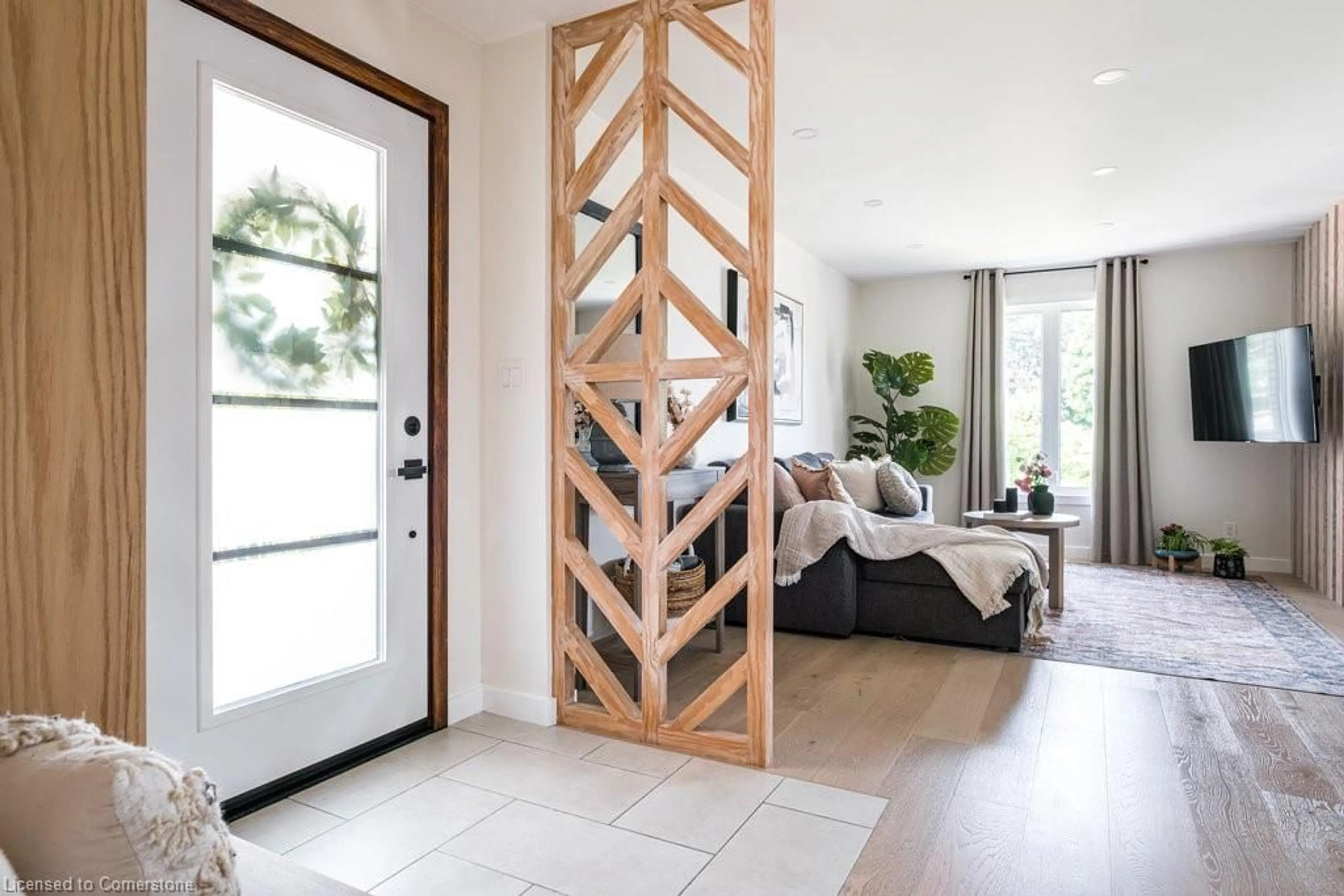 Indoor entryway for 65 Elgar Ave, Hamilton Ontario L8P 3T8