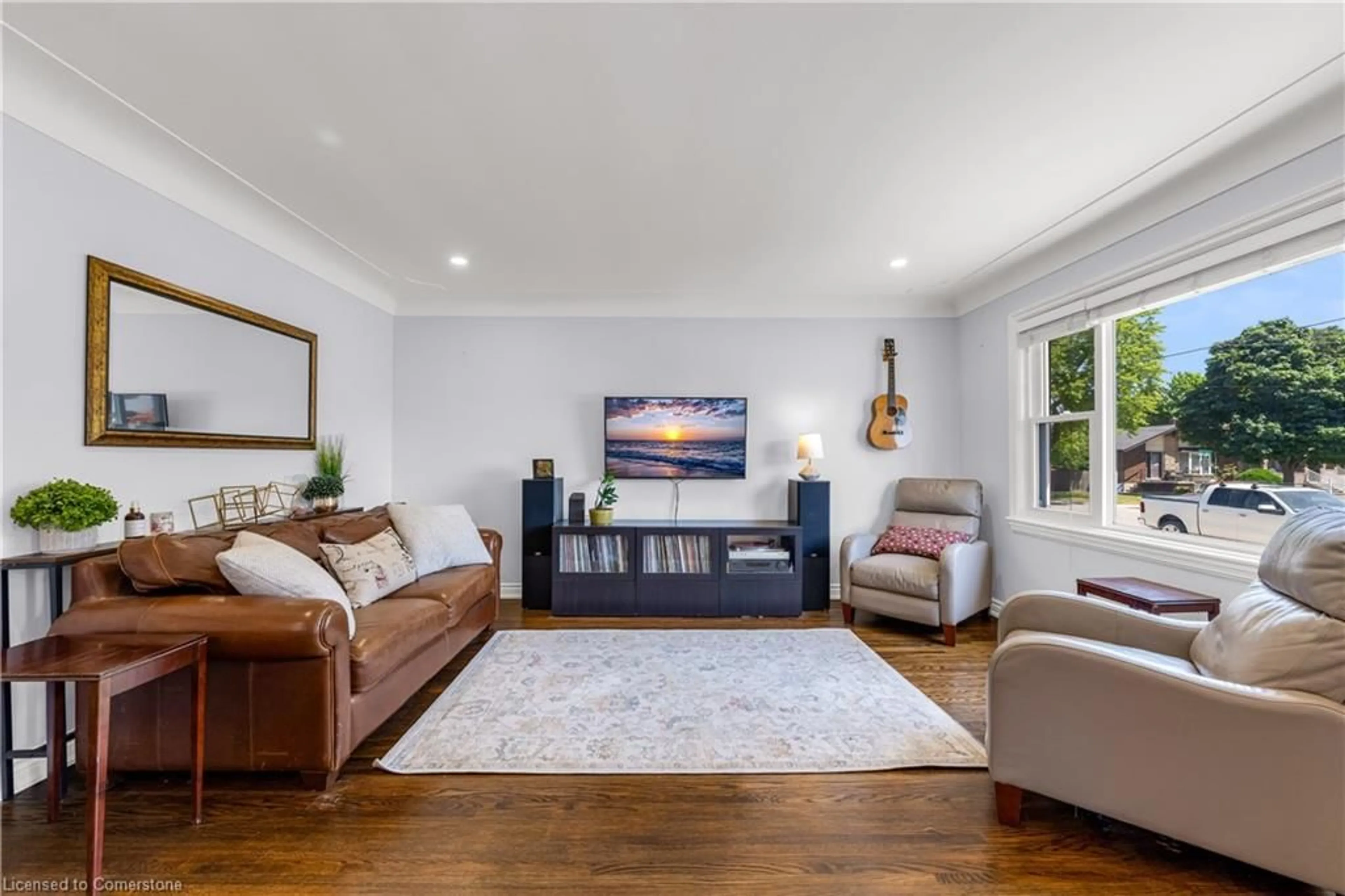 Living room with furniture, wood/laminate floor for 142 Brentwood Dr, Hamilton Ontario L8T 3W6