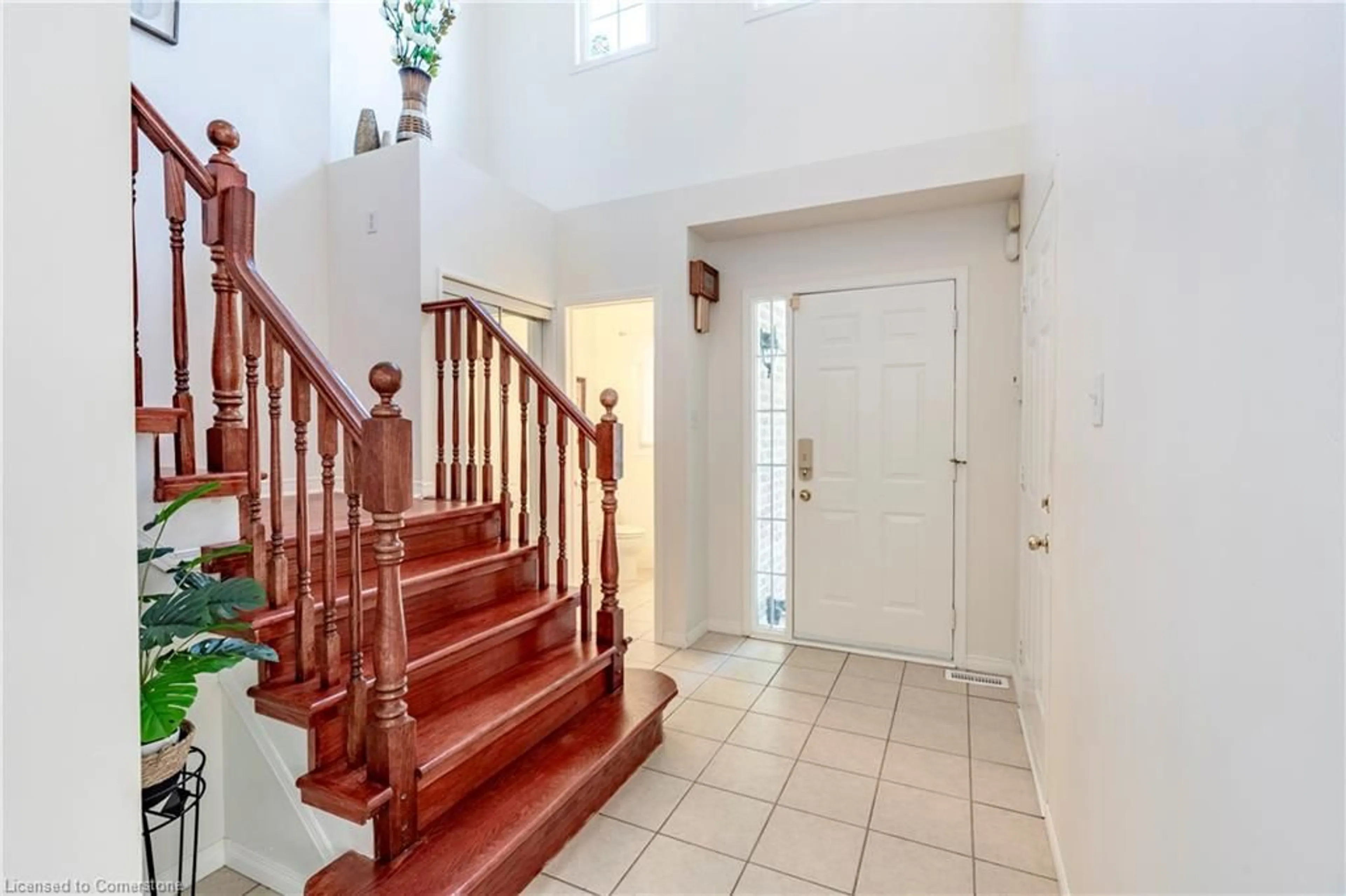 Indoor foyer for 24 Castlewood Pl, Cambridge Ontario N1R 8K6