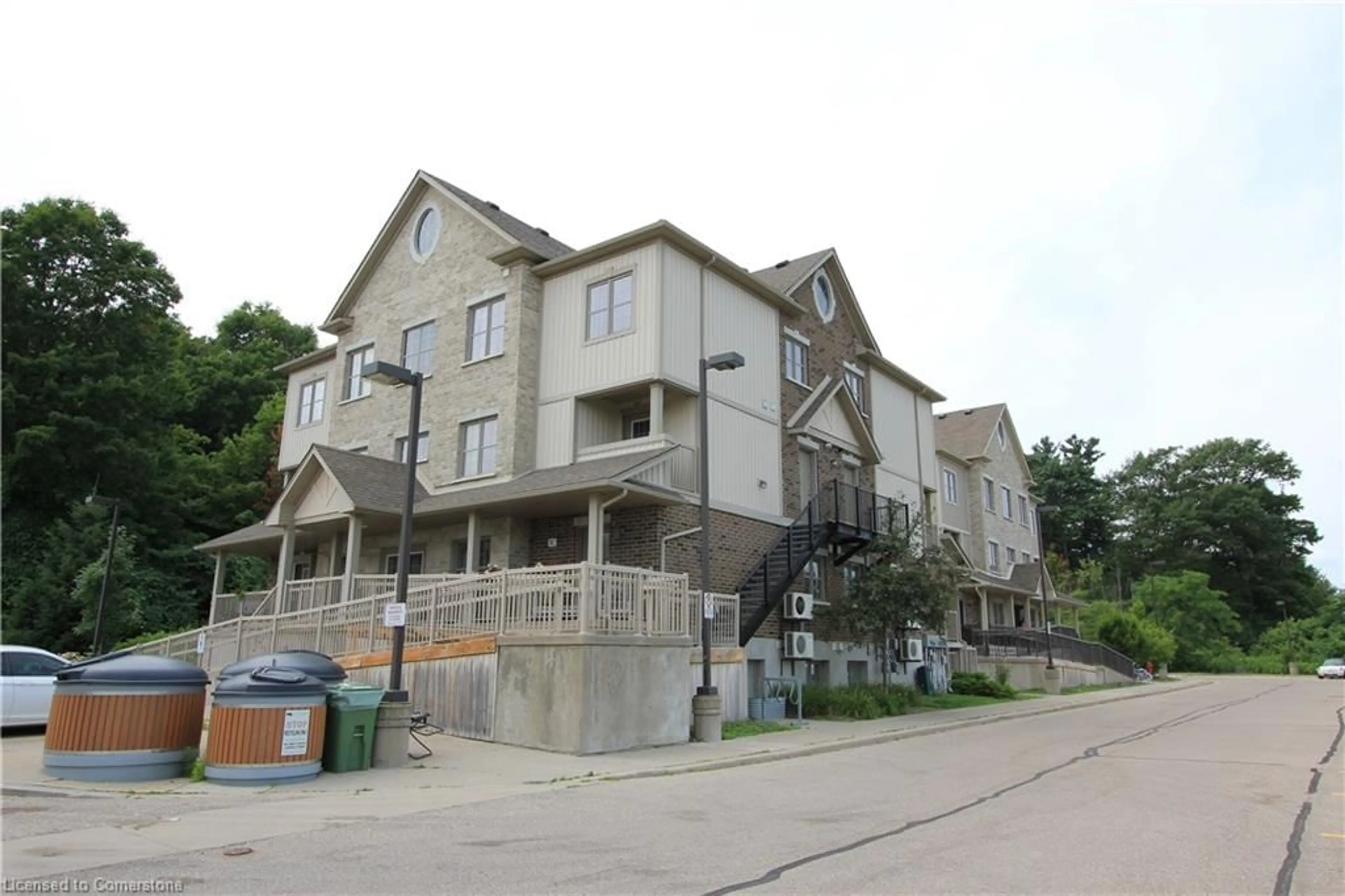 Patio, building for 255 Maitland St #3E, Kitchener Ontario N2R 1Z2