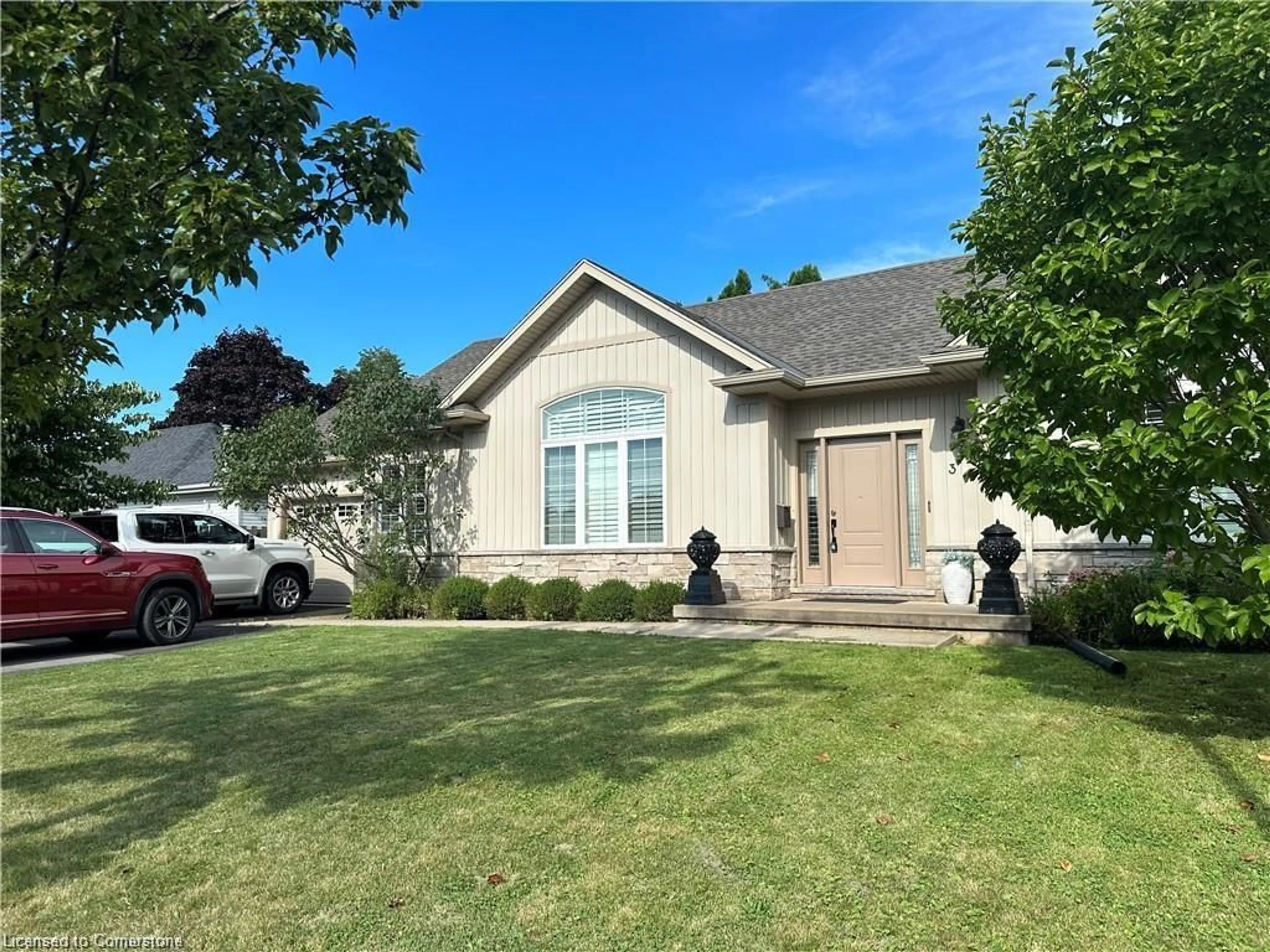 Home with vinyl exterior material, street for 3 Chancery Cir, St. Catharines Ontario L2M 7R3