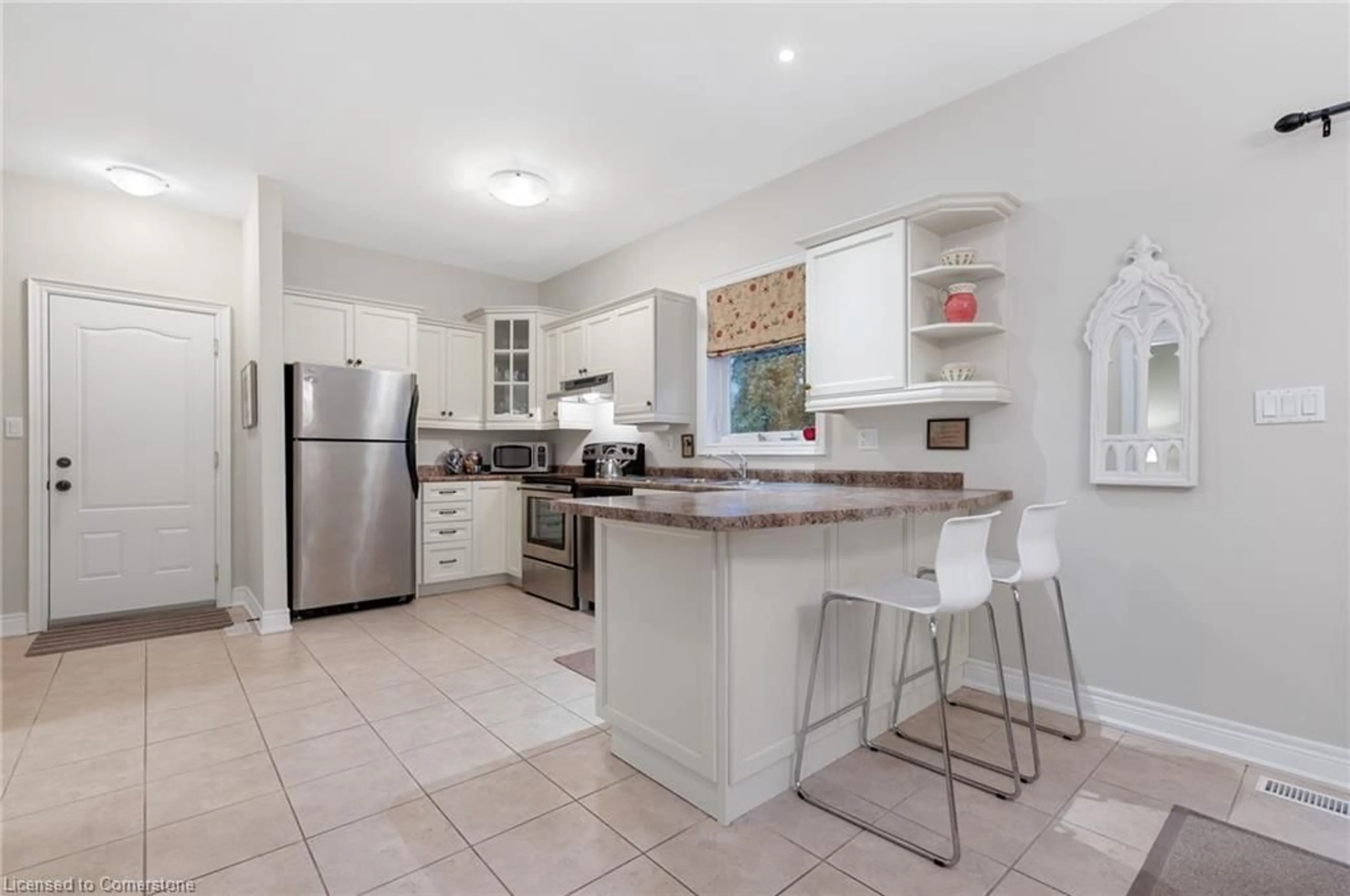 Open concept kitchen, ceramic/tile floor for 3 Chancery Cir, St. Catharines Ontario L2M 7R3