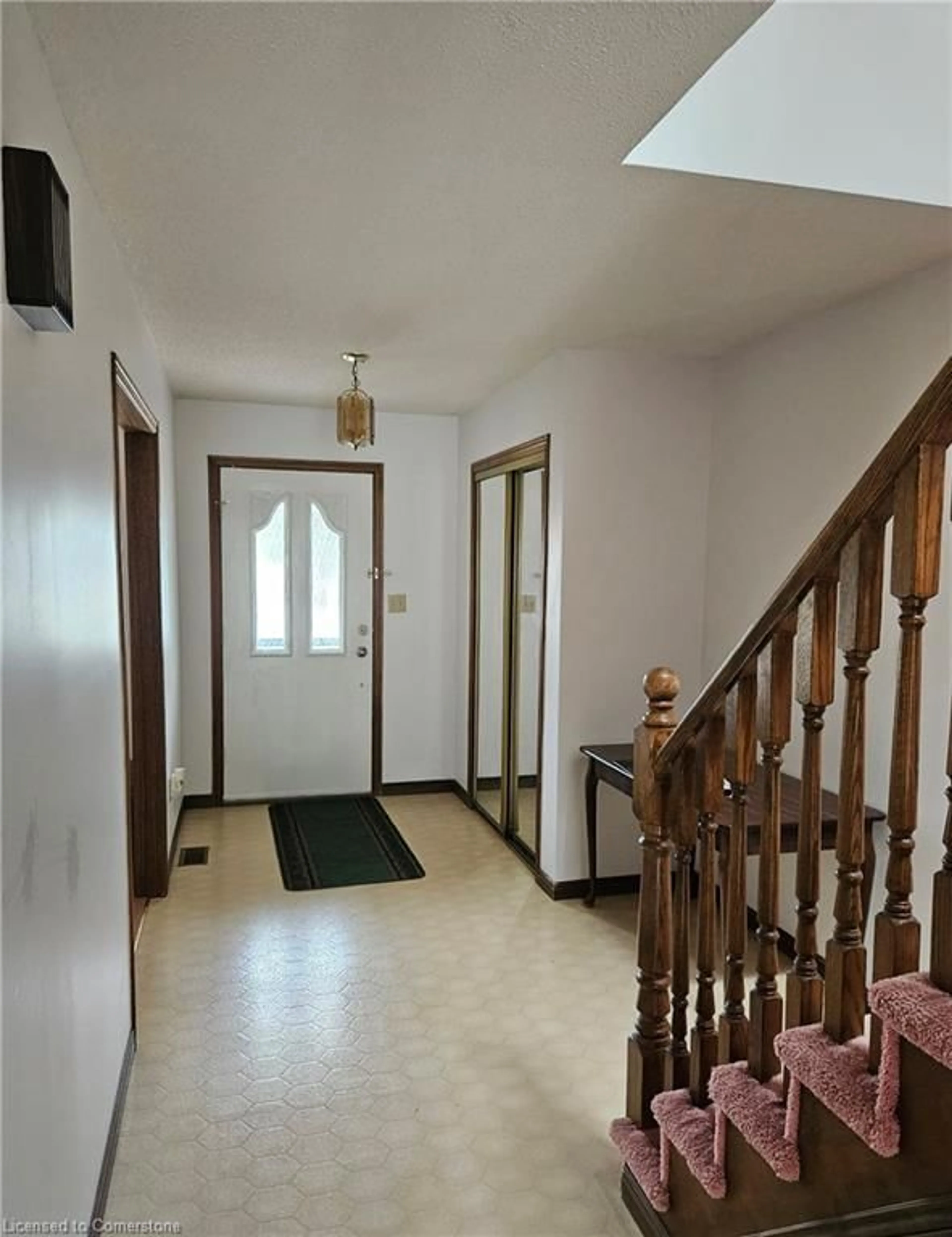 Indoor foyer for 62 Landron Ave, Hamilton Ontario L8T 4Y5