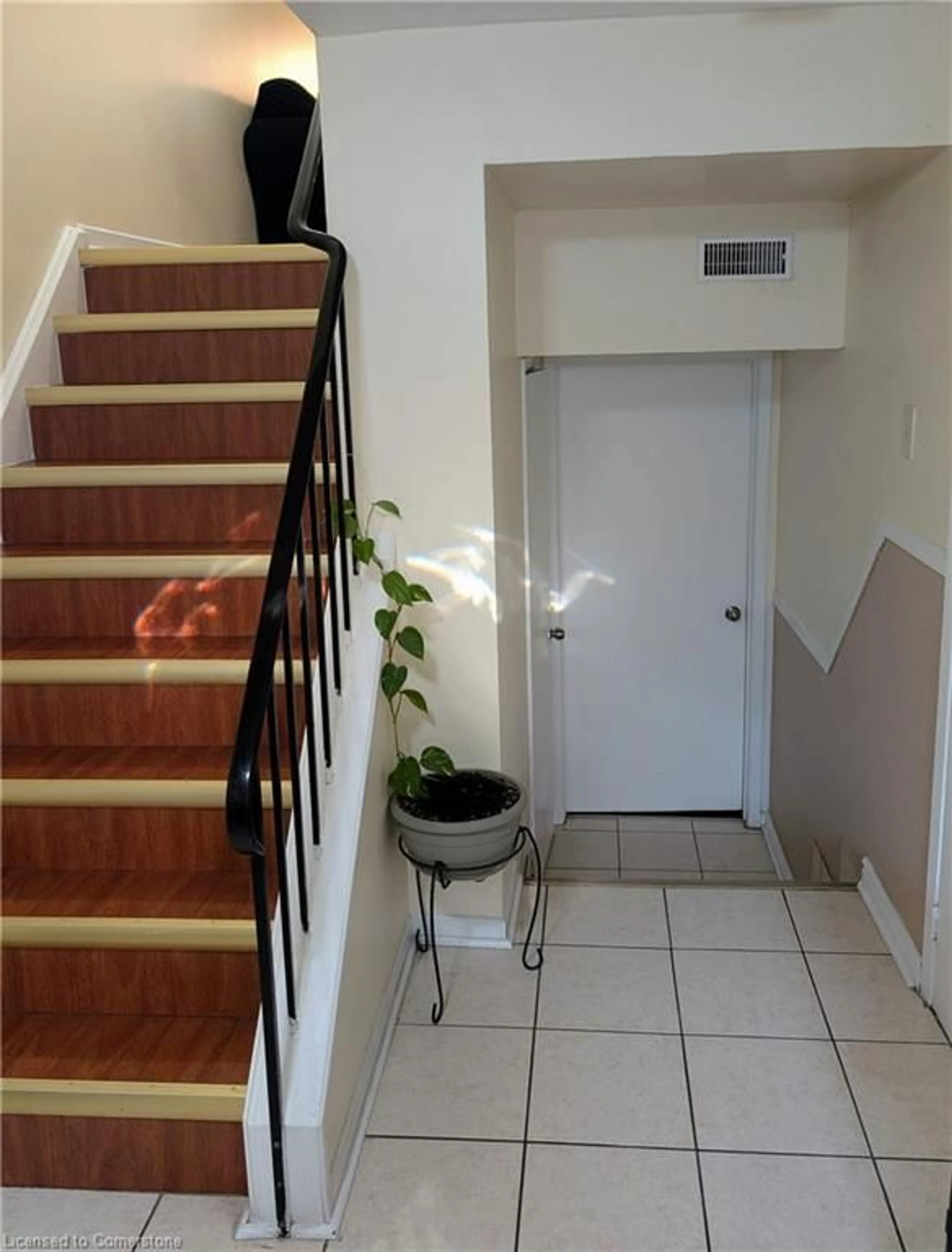 Indoor entryway for 8 Amy Lane #39, Hamilton Ontario L8E 3K8