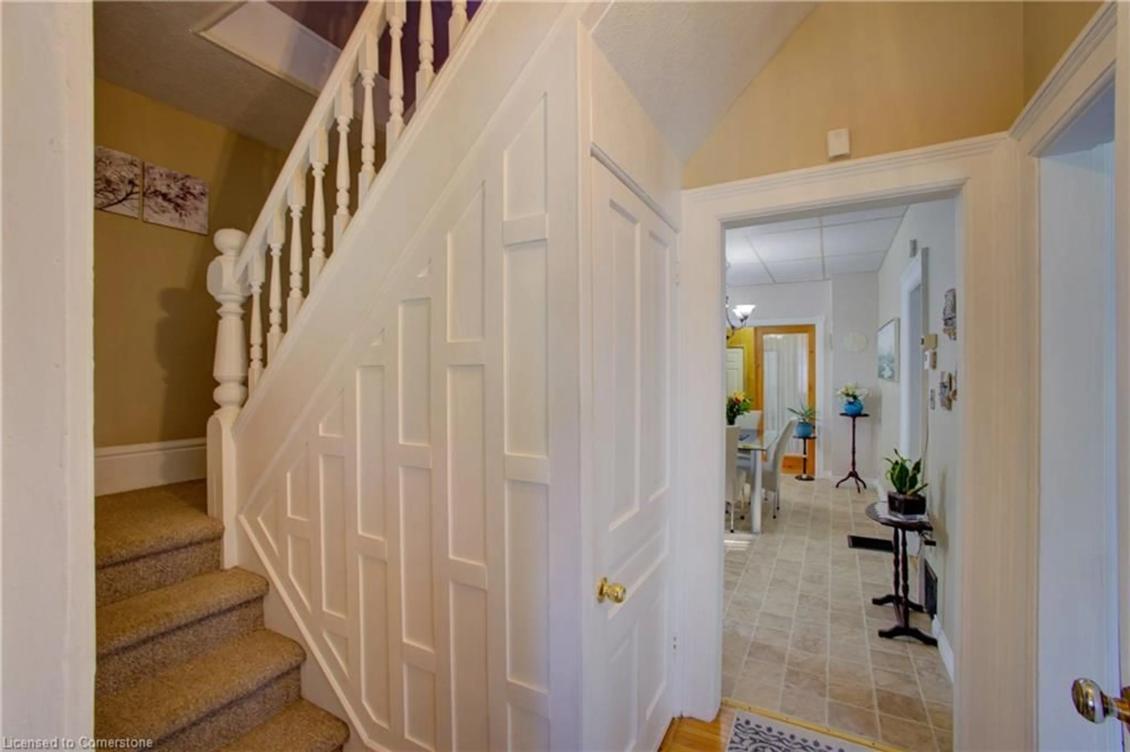 Indoor foyer for 90 Alfred St, Wingham Ontario N0G 2W0