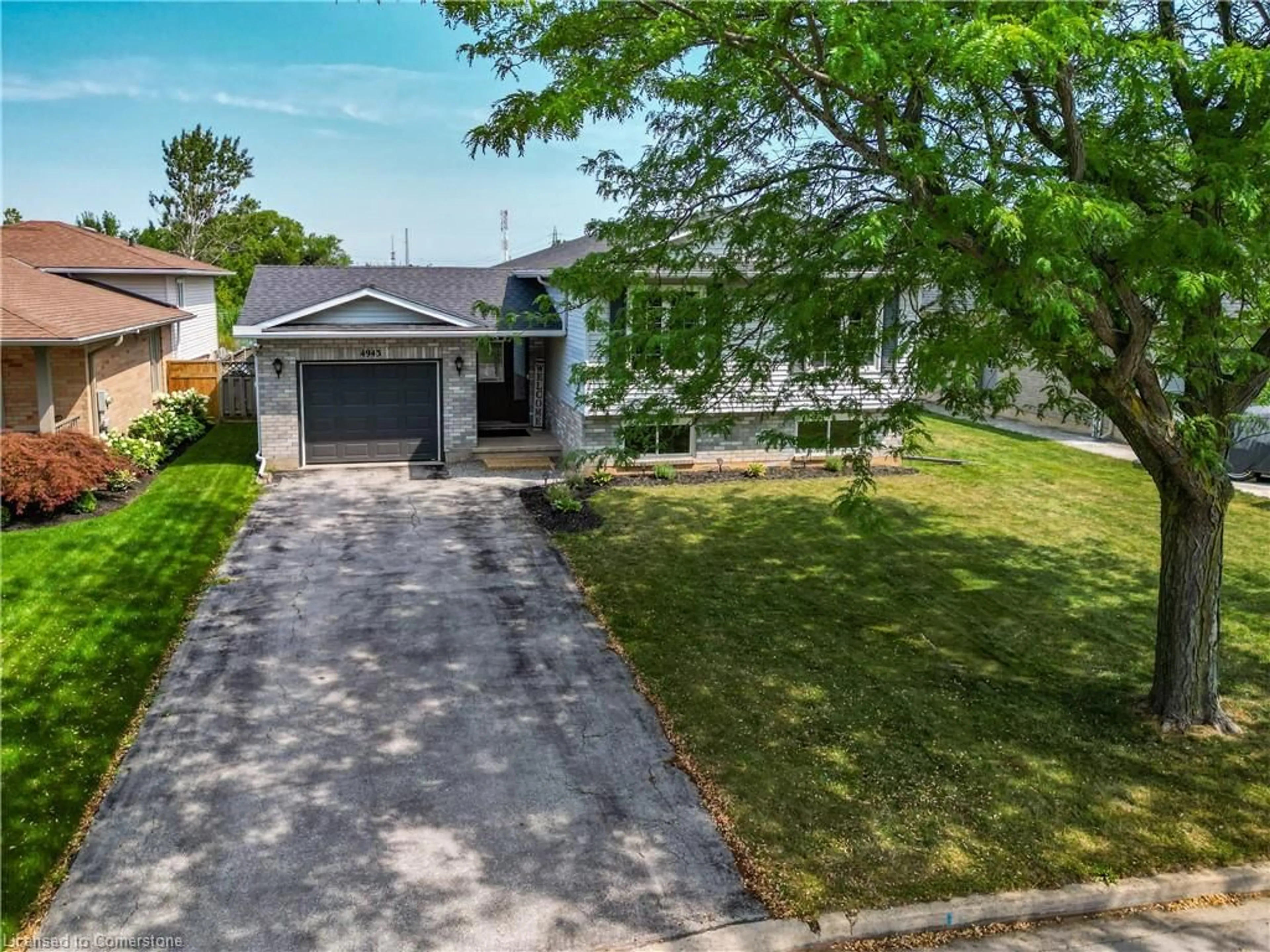 A pic from outside/outdoor area/front of a property/back of a property/a pic from drone, street for 4943 Homestead Dr, Beamsville Ontario L3J 0C7