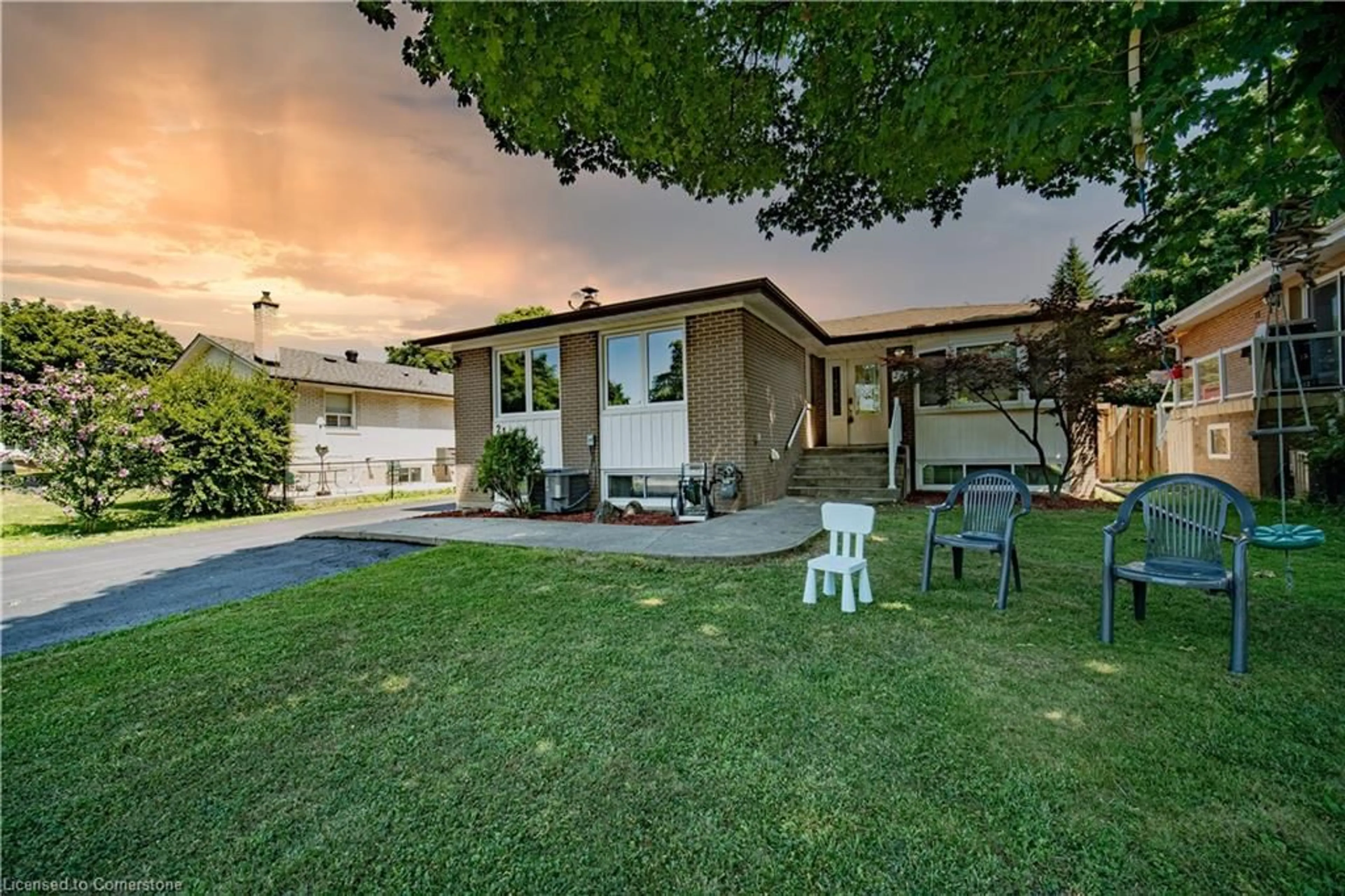 A pic from outside/outdoor area/front of a property/back of a property/a pic from drone, street for 21 Stanley Crt, Brampton Ontario L6Y 2B1