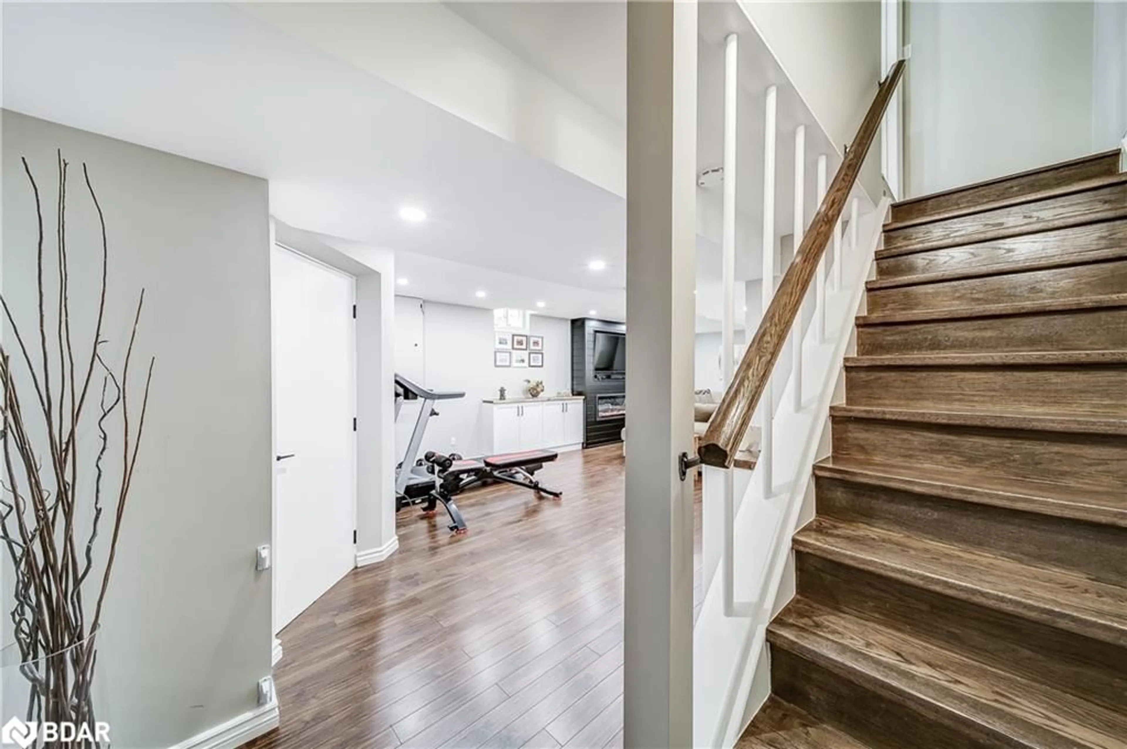 Indoor entryway for 28 Fife Rd, Aurora Ontario L4G 6Z1