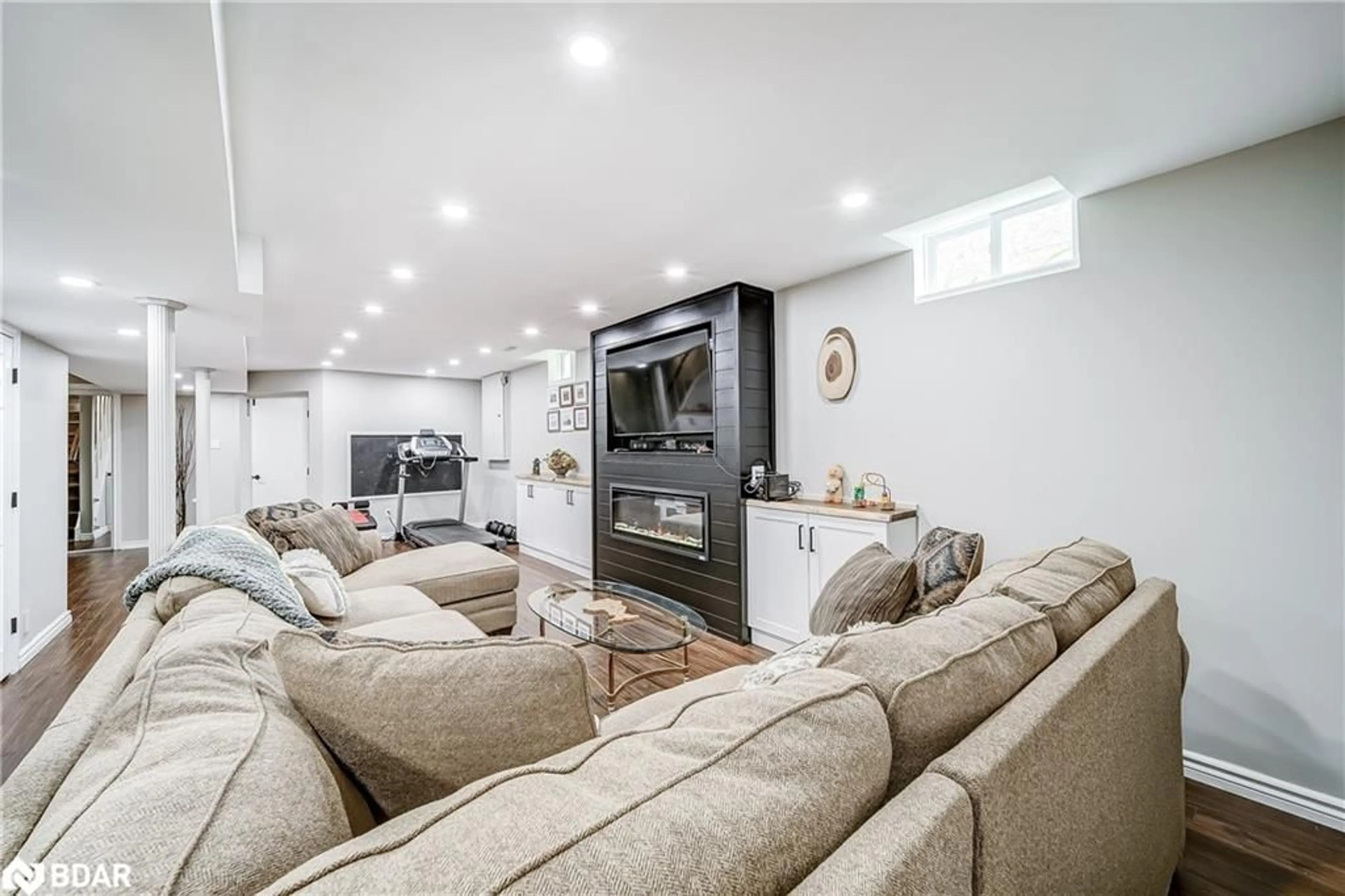 Unknown for 28 Fife Rd, Aurora Ontario L4G 6Z1