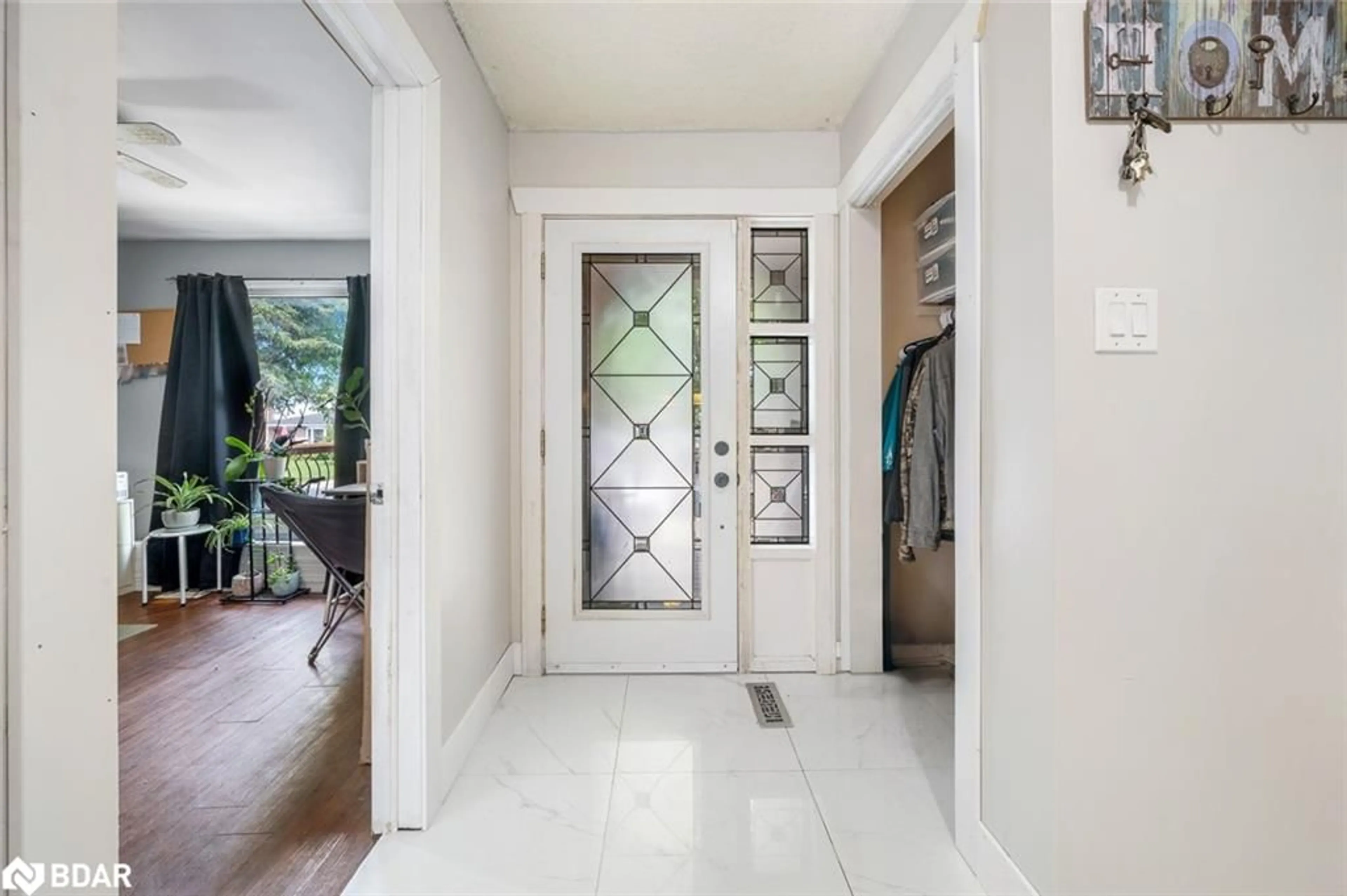Indoor entryway for 50 Stewart Ave, Alliston Ontario L9R 1C2