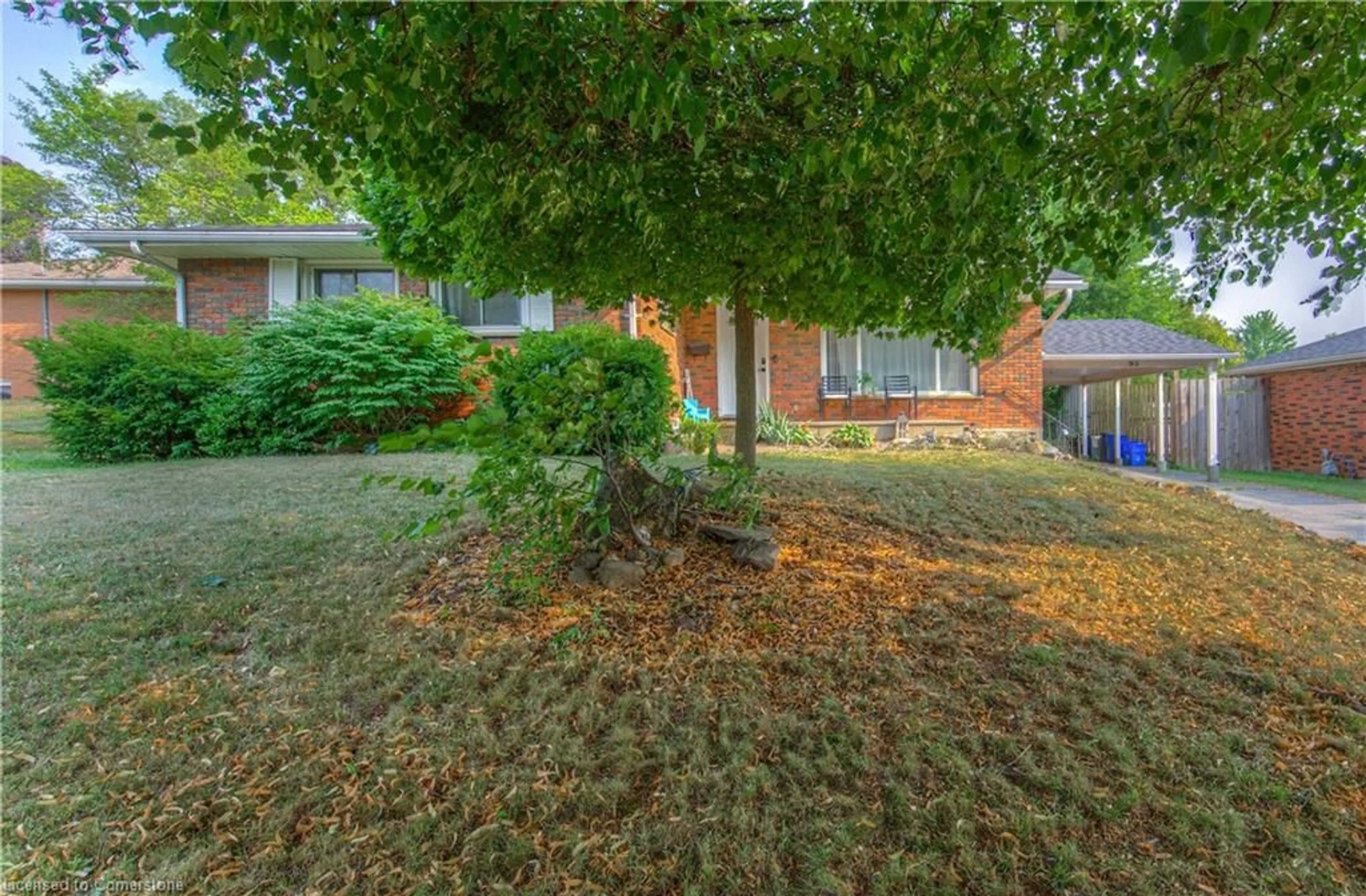 A pic from outside/outdoor area/front of a property/back of a property/a pic from drone, street for 95 Silver St, Paris Ontario N3L 1T8