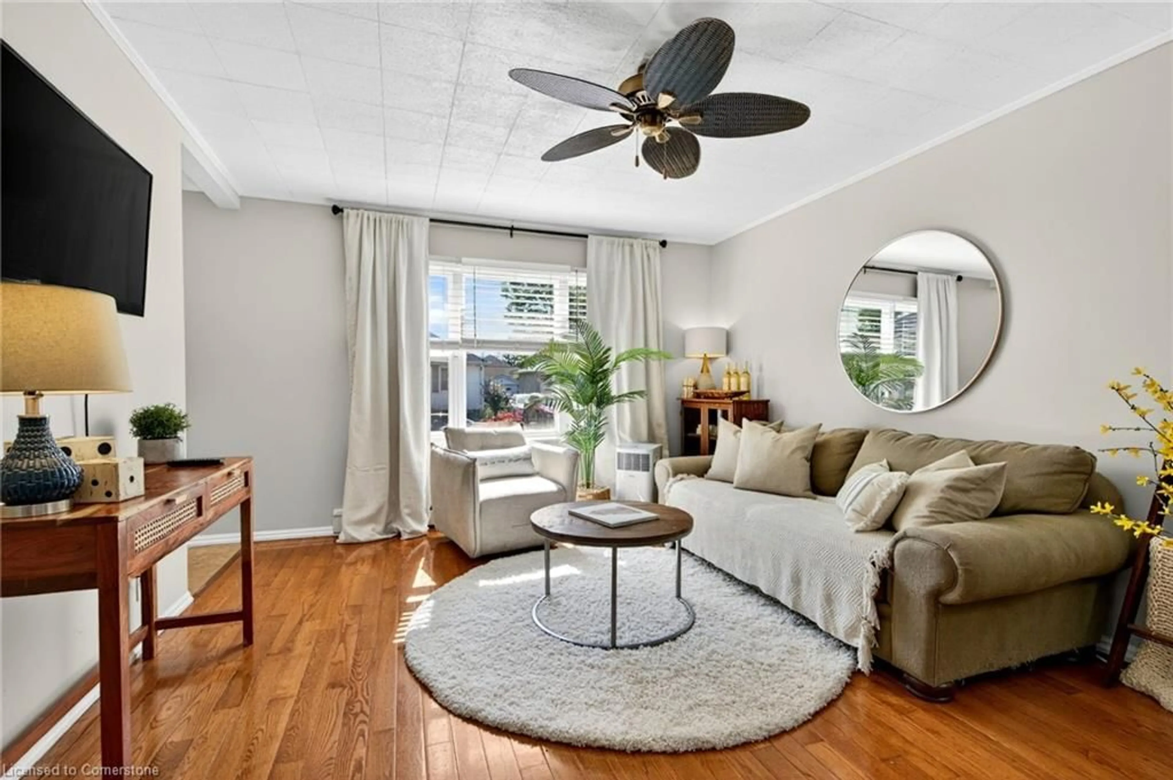 Living room with furniture, unknown for 8 Campbell Ave, St. Catharines Ontario L29 2M4
