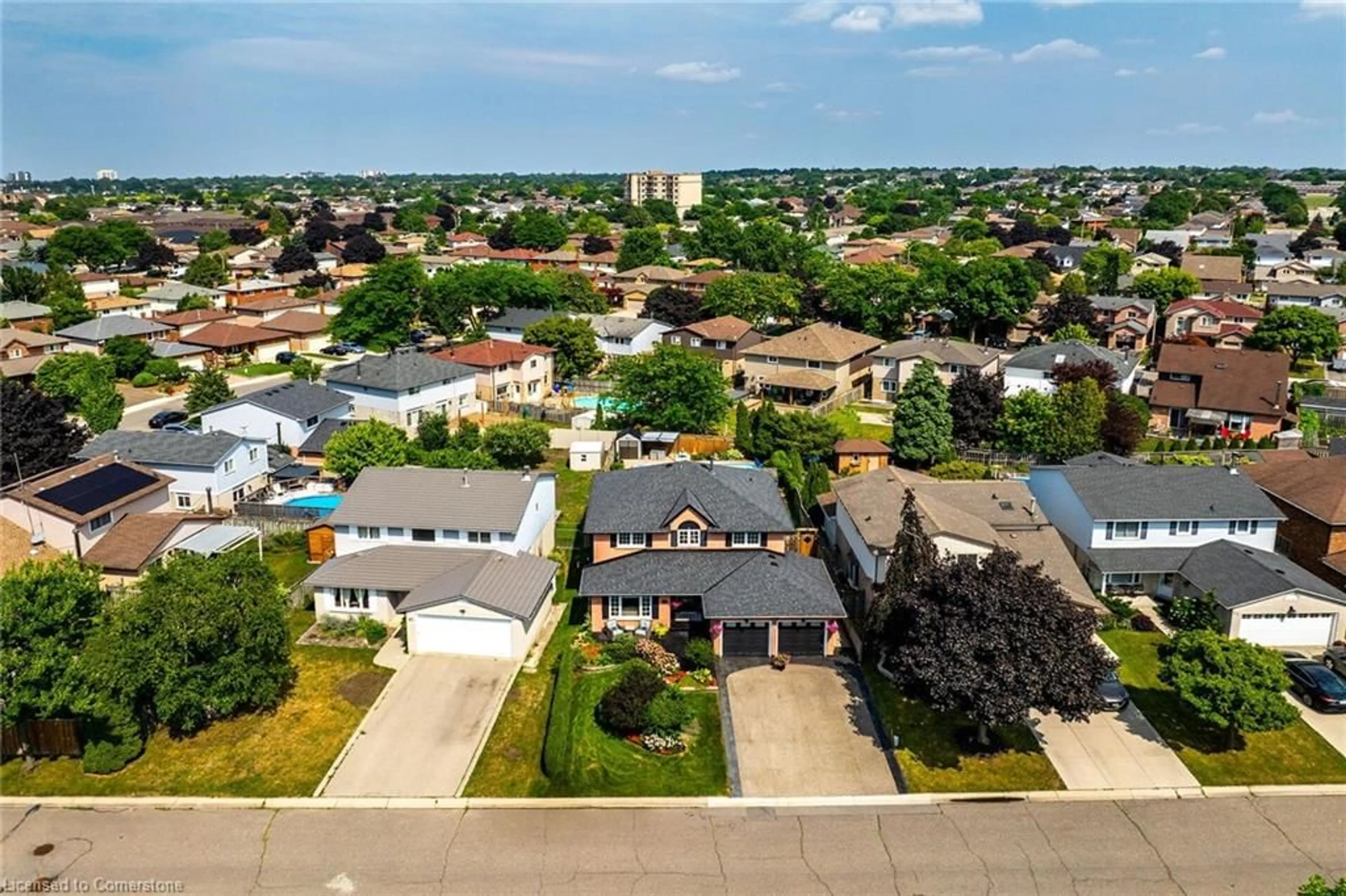 A pic from outside/outdoor area/front of a property/back of a property/a pic from drone, street for 45 Dublin Dr, Hamilton Ontario L9B 1Z9