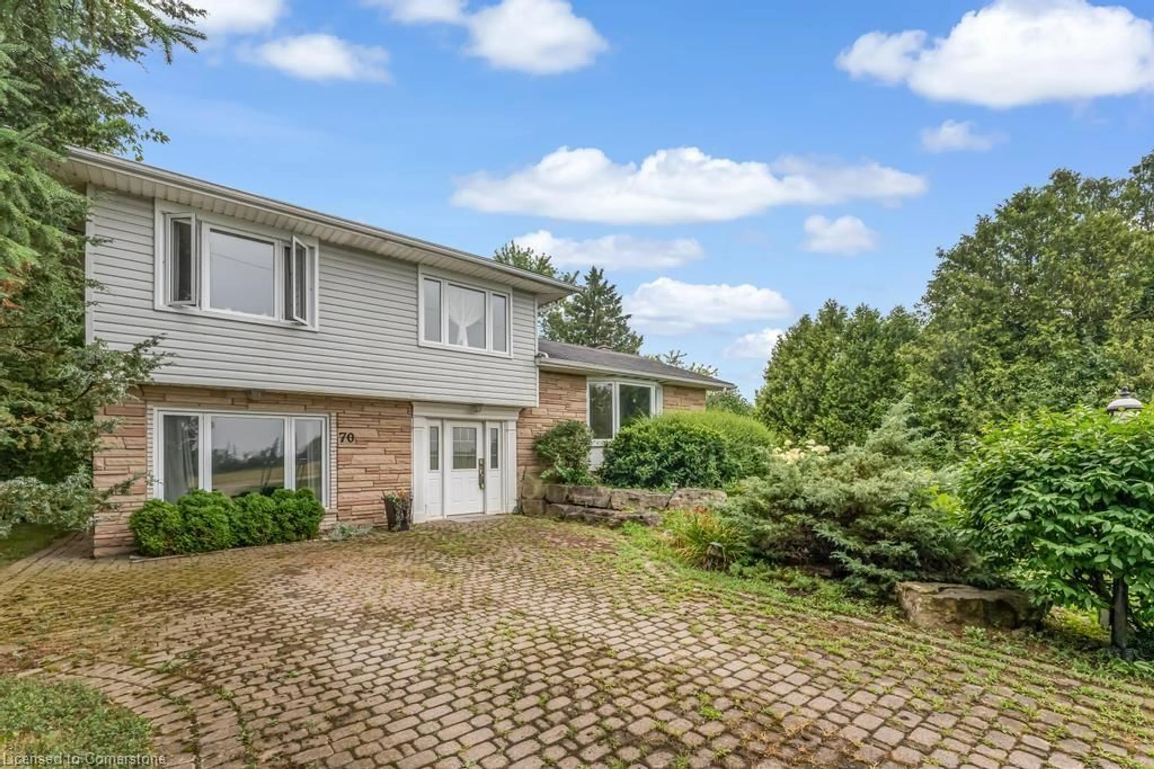 A pic from outside/outdoor area/front of a property/back of a property/a pic from drone, street for 70 Sawmill Rd, Caledonia Ontario N3W 1Y6
