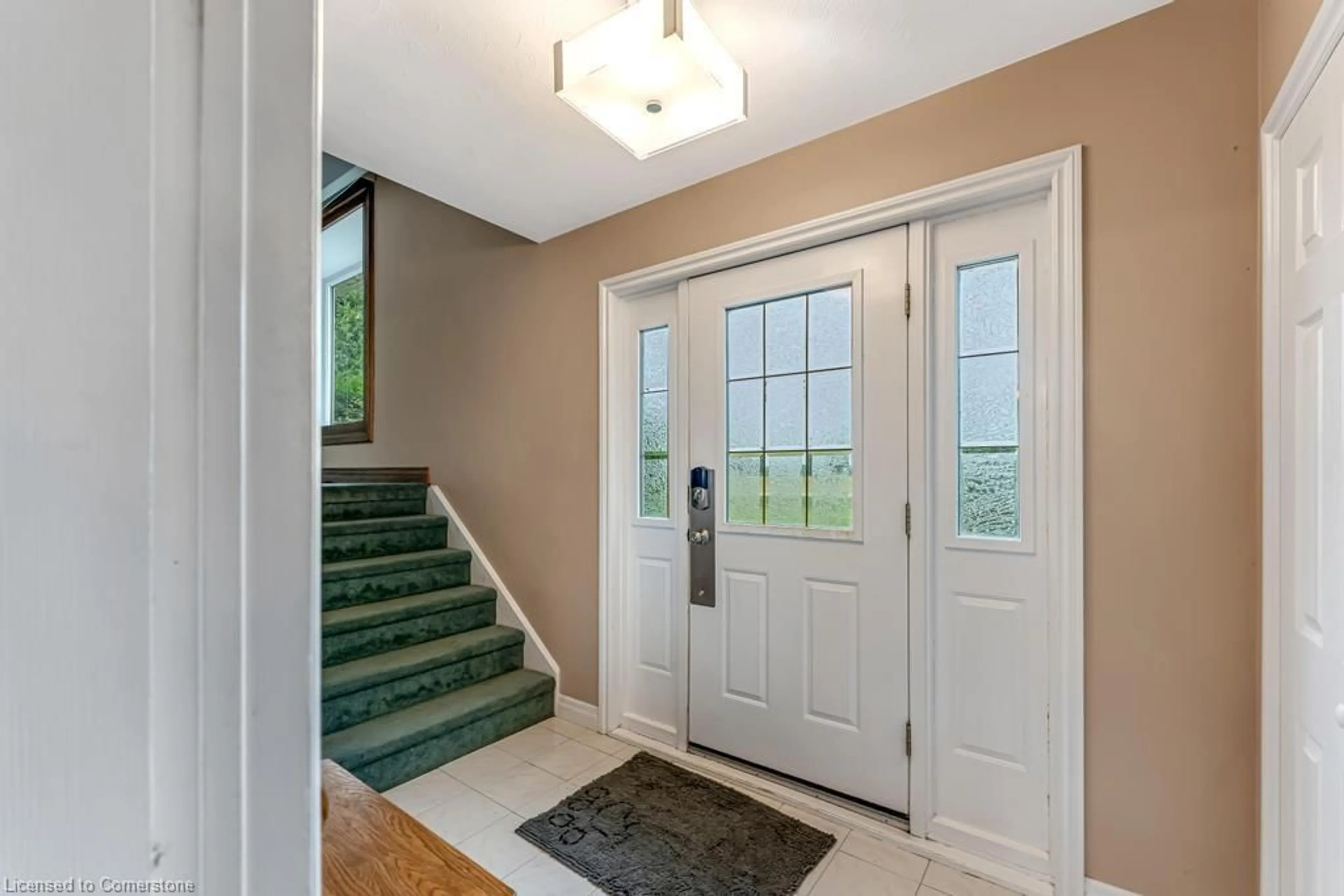 Indoor entryway for 70 Sawmill Rd, Caledonia Ontario N3W 1Y6