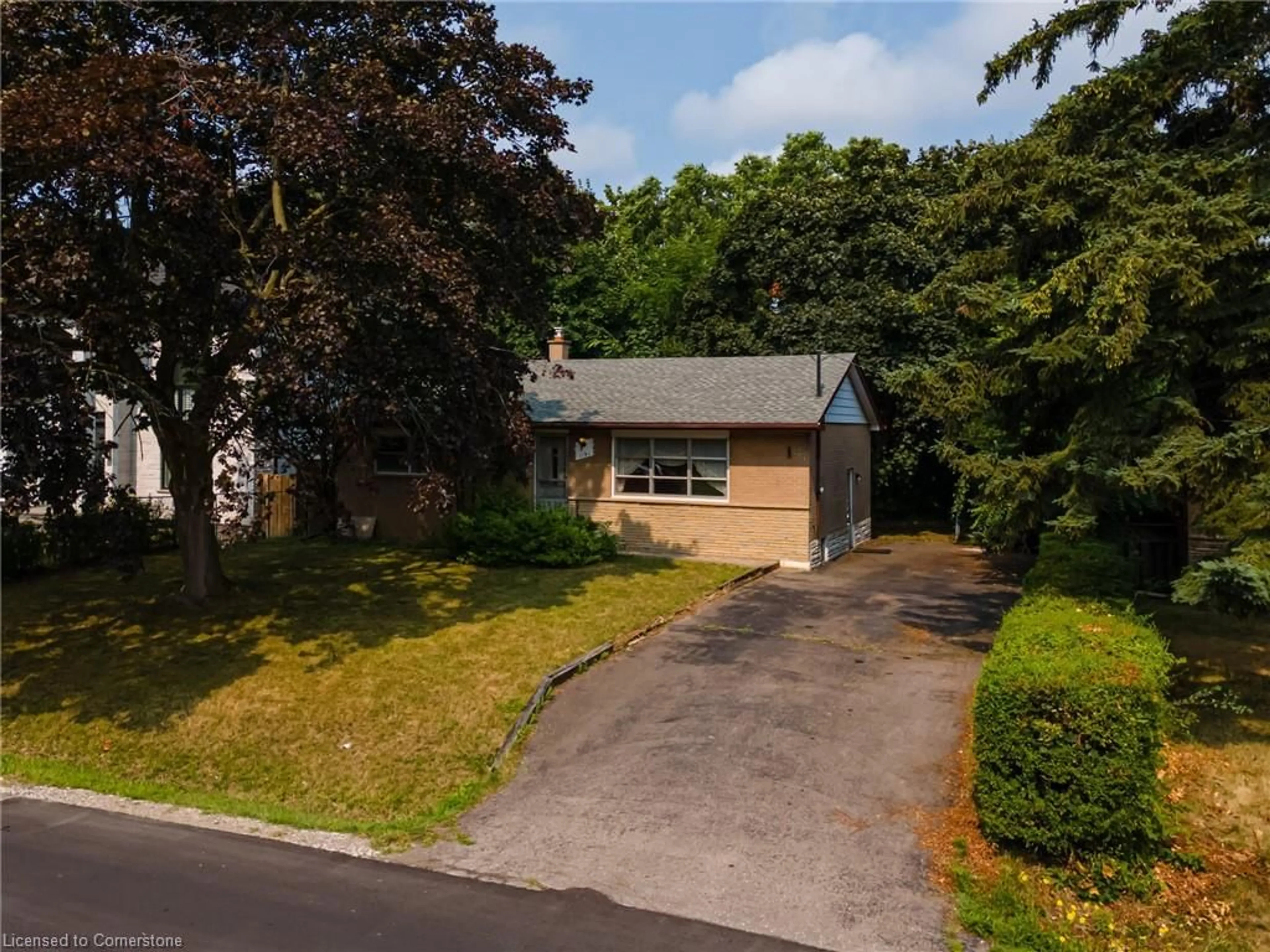 A pic from outside/outdoor area/front of a property/back of a property/a pic from drone, street for 1191 Pinegrove Rd, Oakville Ontario L6L 2W8