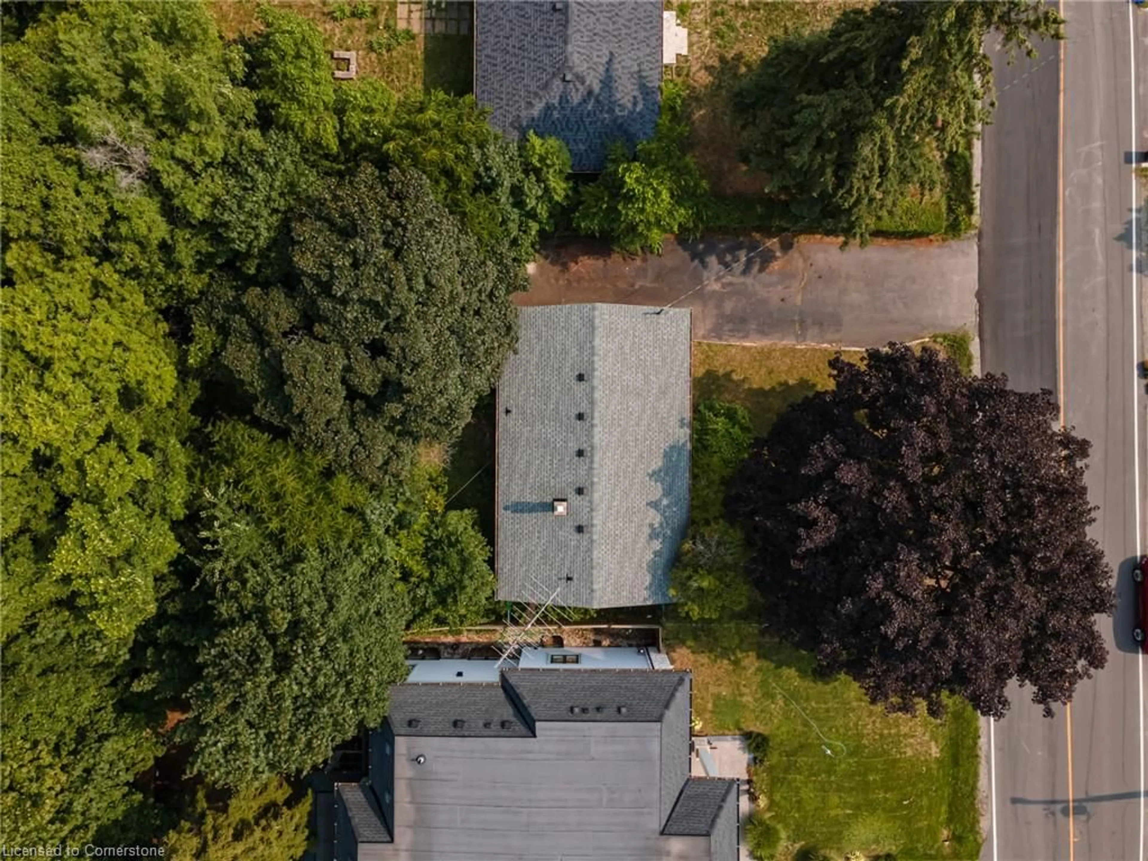 A pic from outside/outdoor area/front of a property/back of a property/a pic from drone, street for 1191 Pinegrove Rd, Oakville Ontario L6L 2W8