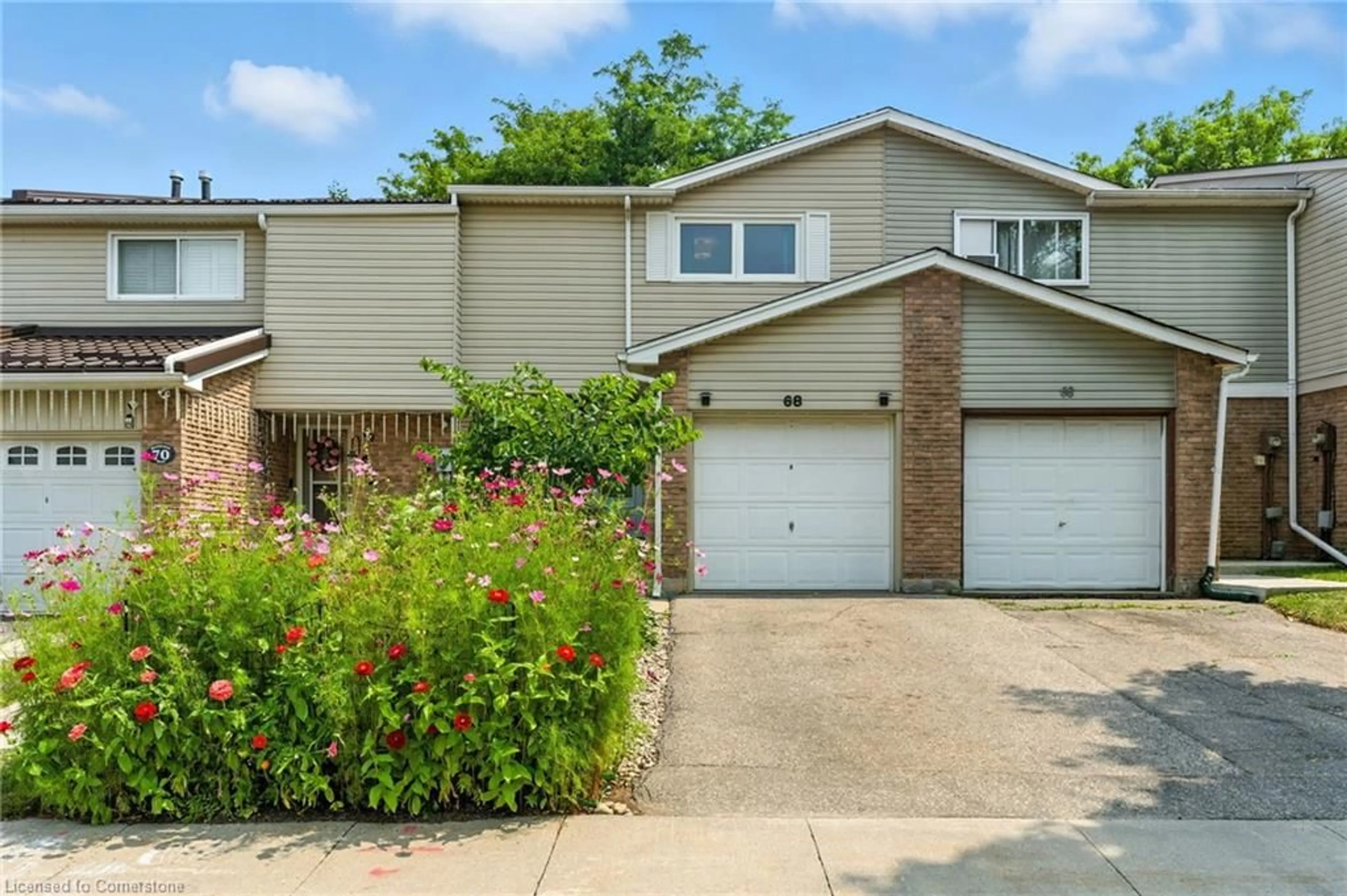 Home with vinyl exterior material, street for 68 Westmount Mews, Cambridge Ontario N1S 4J1
