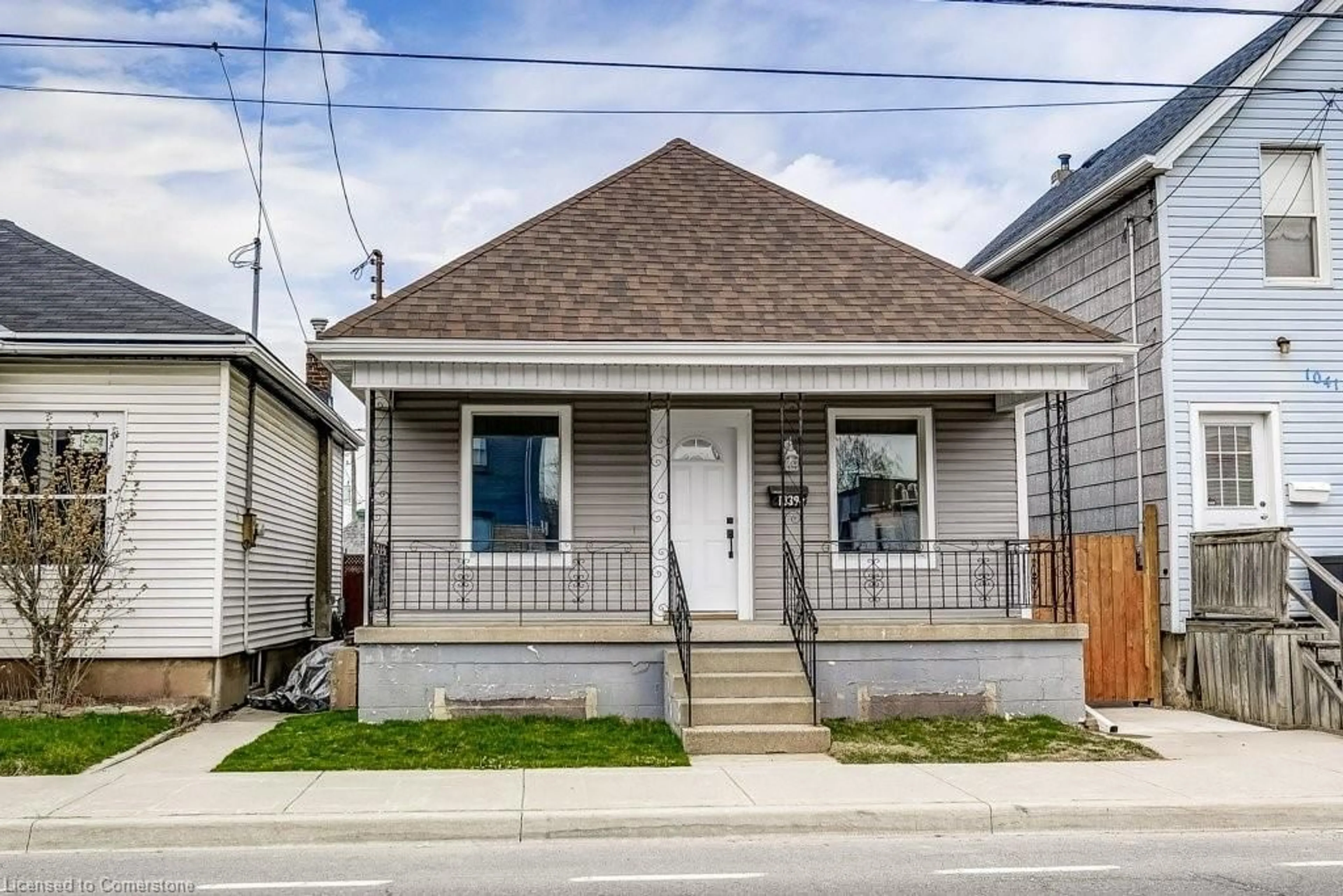 Home with vinyl exterior material, street for 1039 1/2 Cannon St, Hamilton Ontario L8L 2H4
