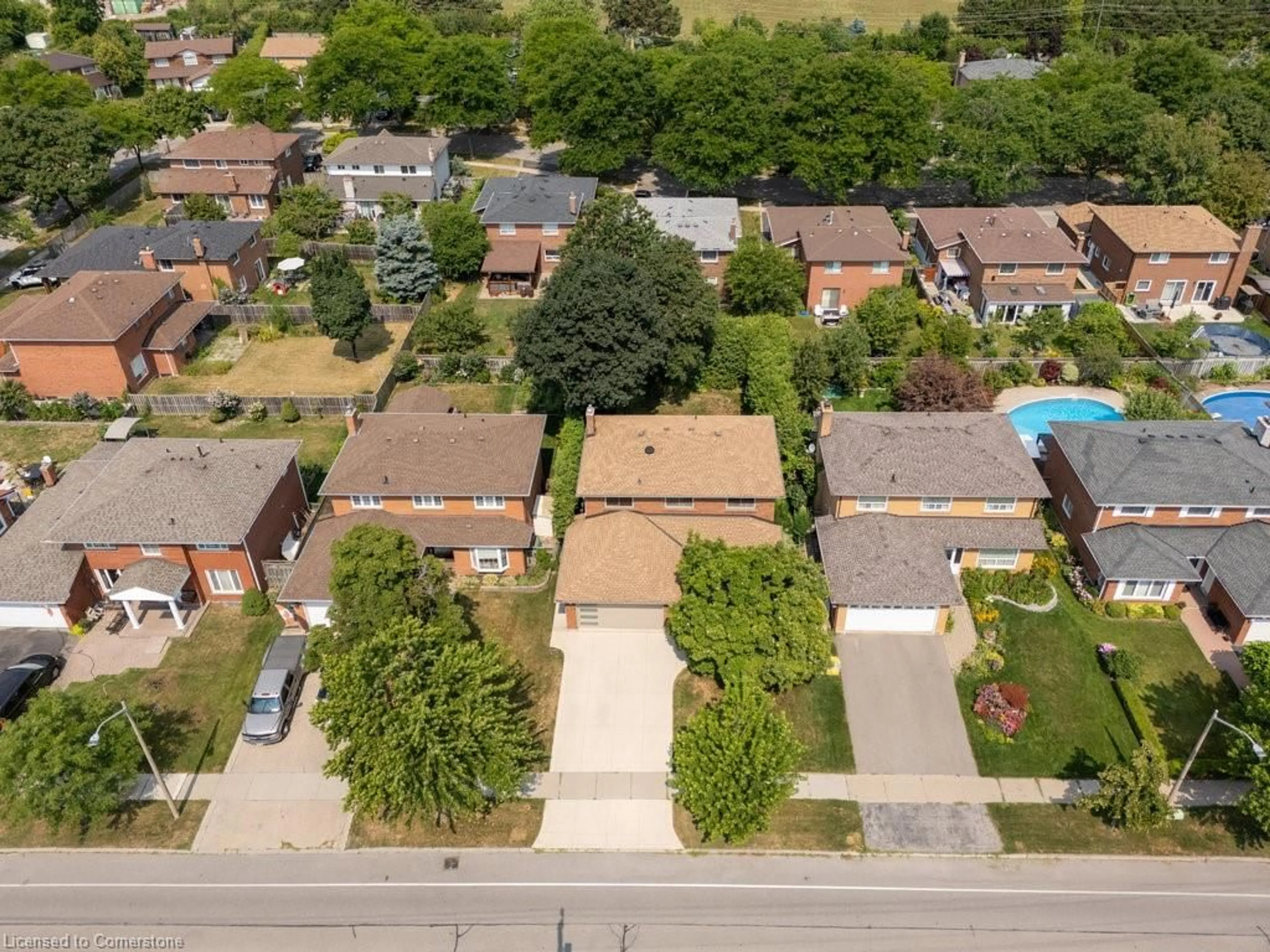 A pic from outside/outdoor area/front of a property/back of a property/a pic from drone, street for 2501 Benedet Dr, Mississauga Ontario L5J 4H5