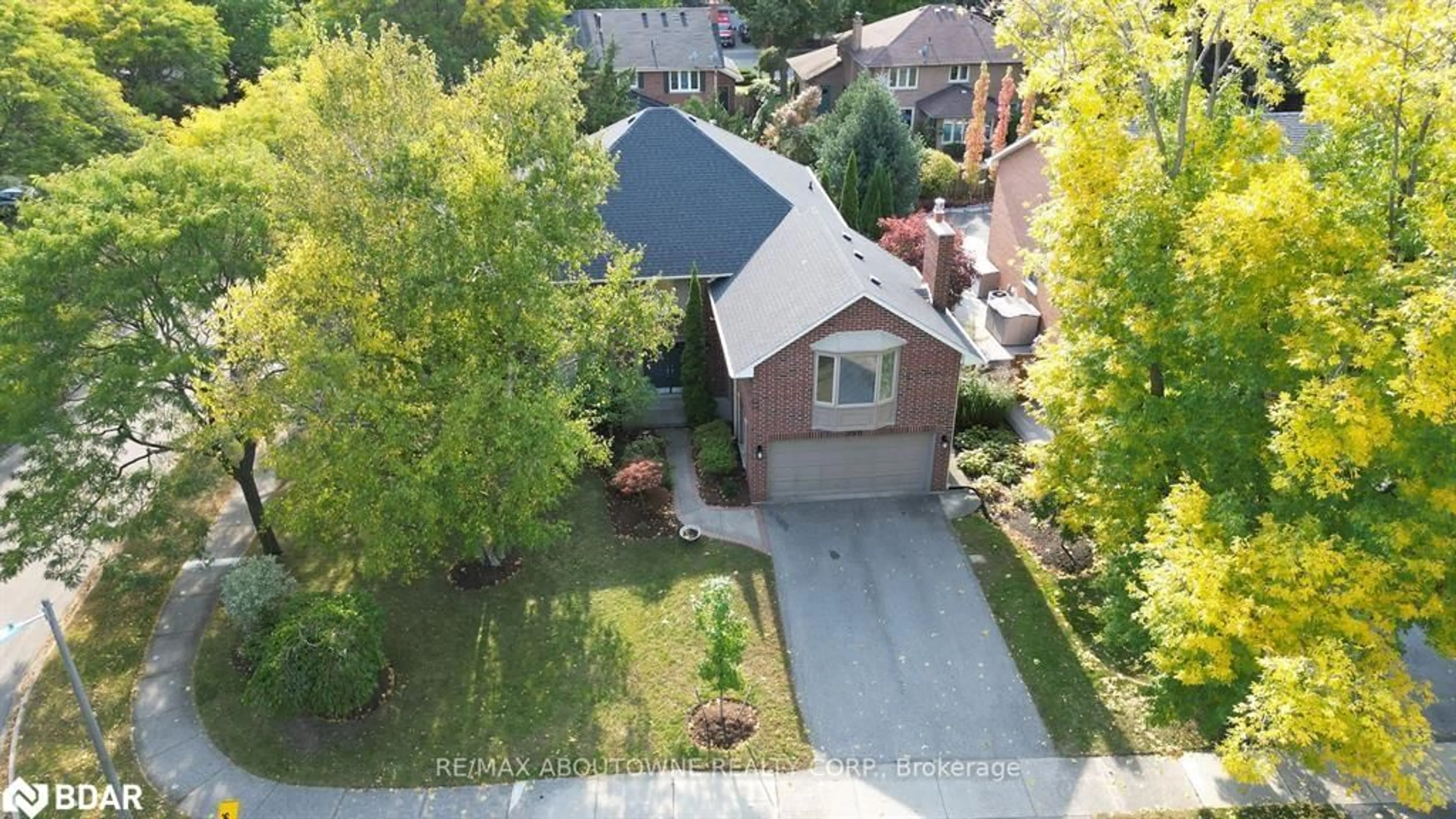 A pic from outside/outdoor area/front of a property/back of a property/a pic from drone, street for 398 Barclay Cres, Oakville Ontario L6J 6H9