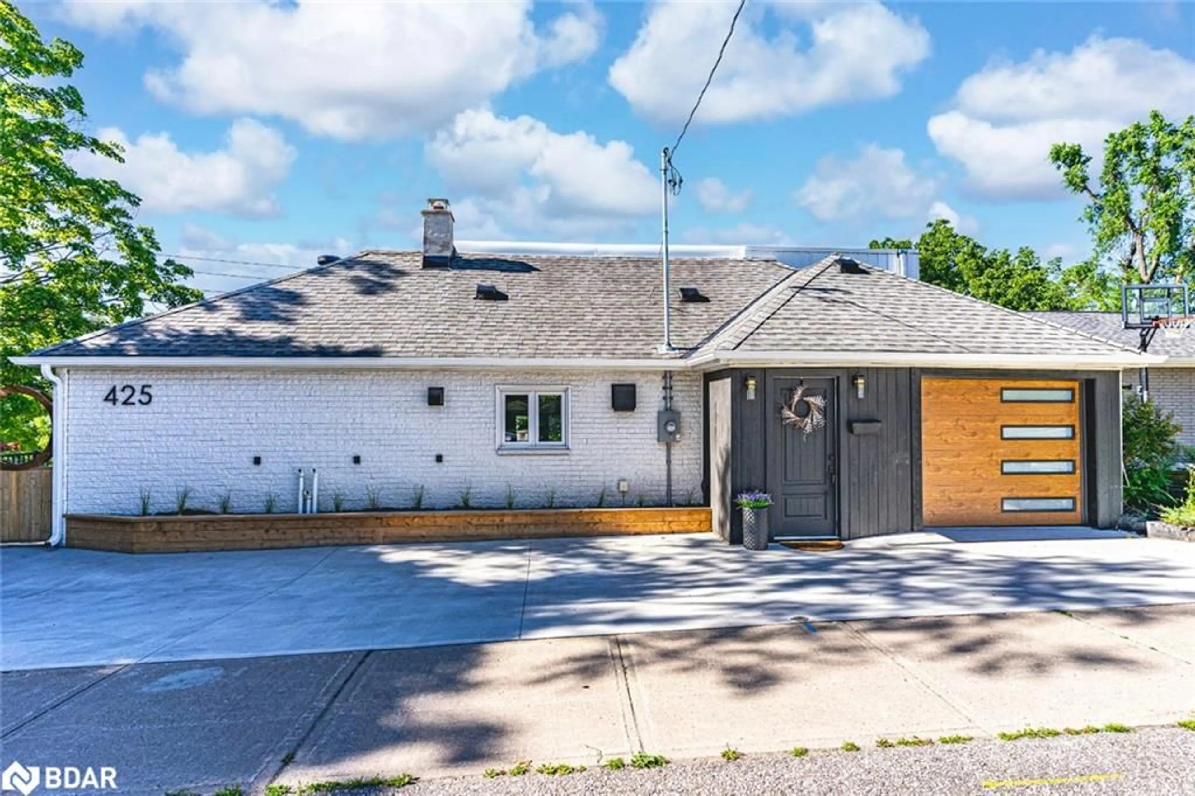 A pic from outside/outdoor area/front of a property/back of a property/a pic from drone, street for 425 Codrington St, Barrie Ontario L4M 1S9
