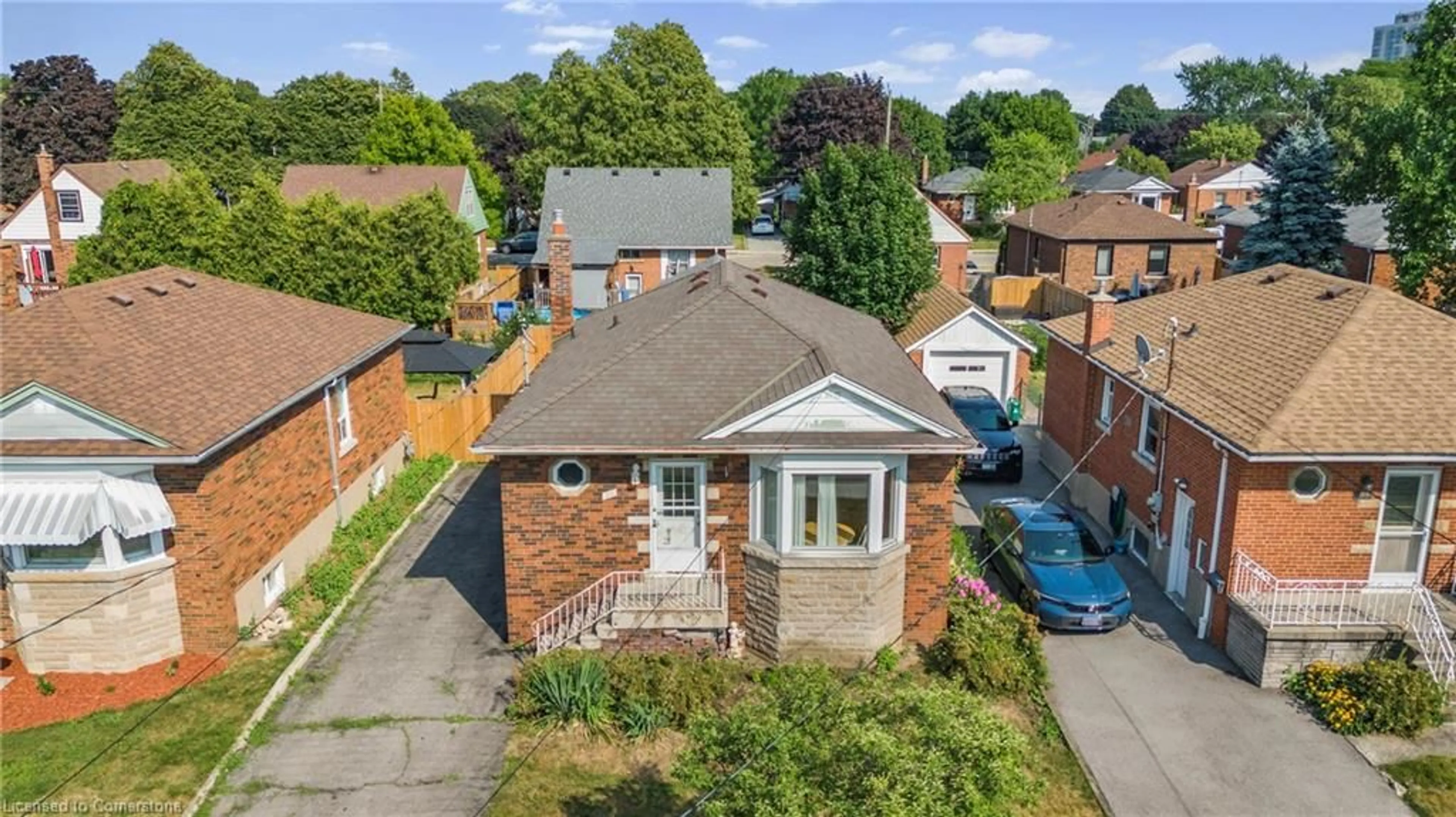A pic from outside/outdoor area/front of a property/back of a property/a pic from drone, street for 191 East 32nd St, Hamilton Ontario L8V 3S1