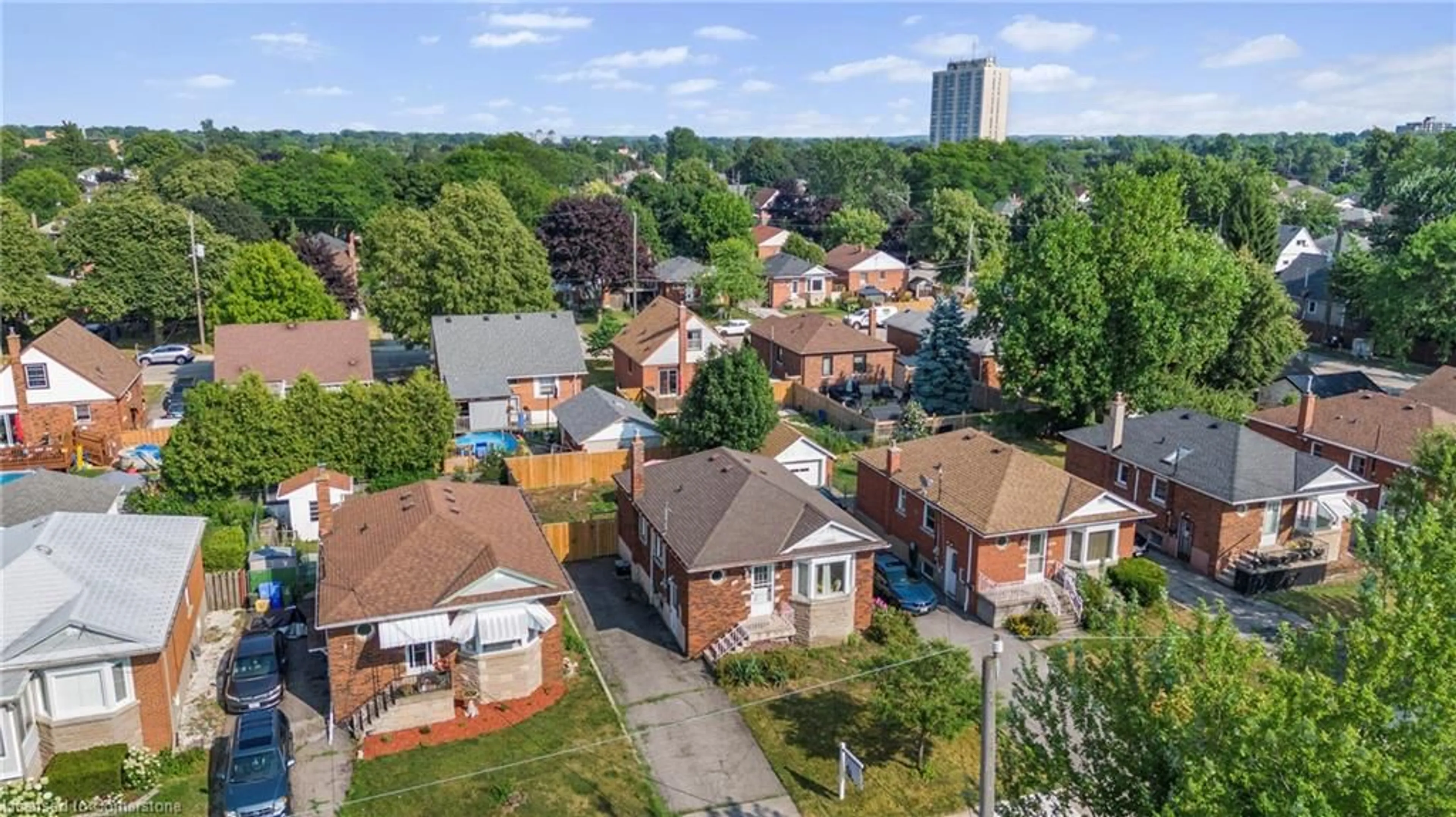 A pic from outside/outdoor area/front of a property/back of a property/a pic from drone, street for 191 East 32nd St, Hamilton Ontario L8V 3S1