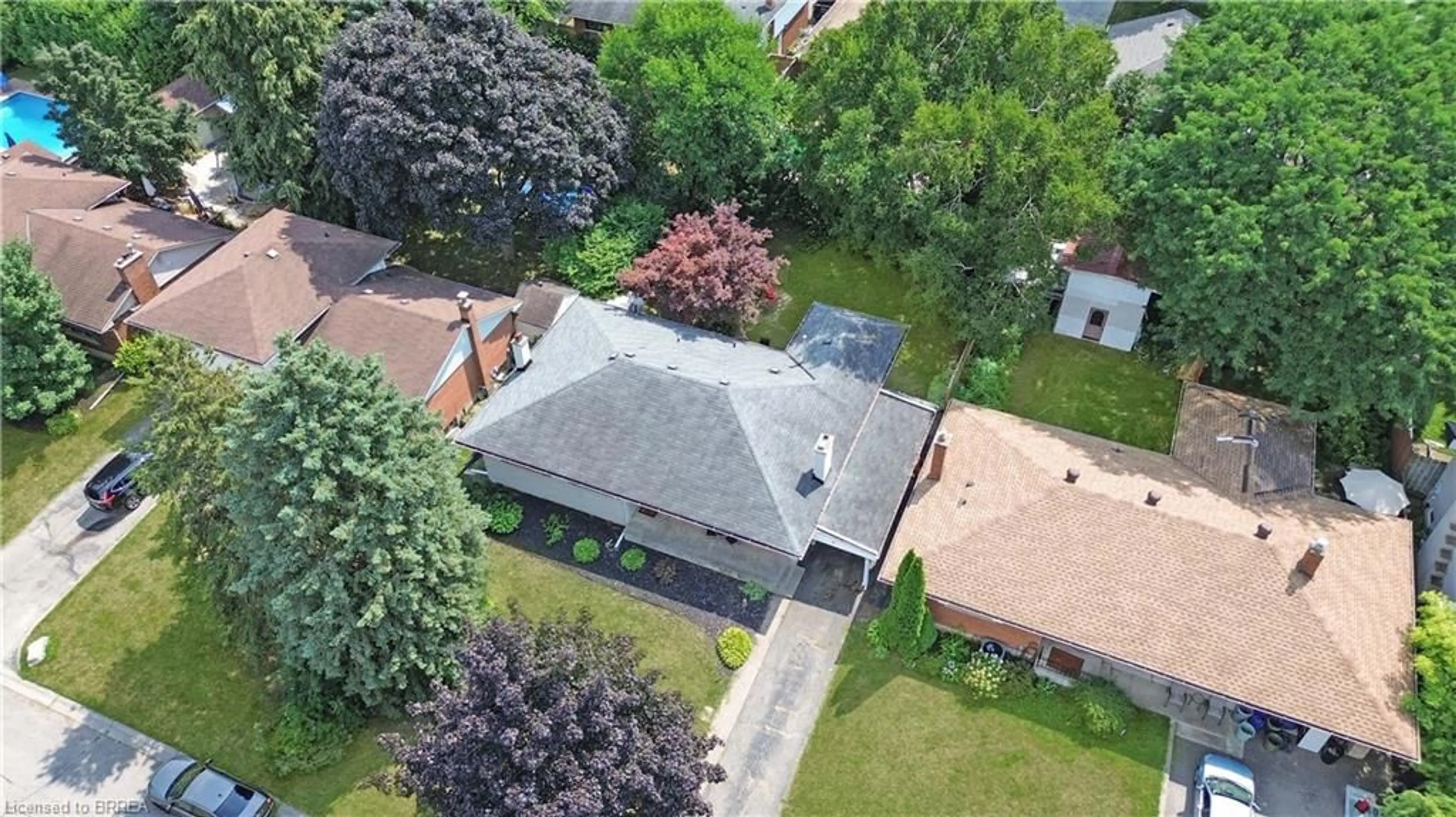 A pic from outside/outdoor area/front of a property/back of a property/a pic from drone, street for 6 Sherry Lane, Brantford Ontario N3S 5L1