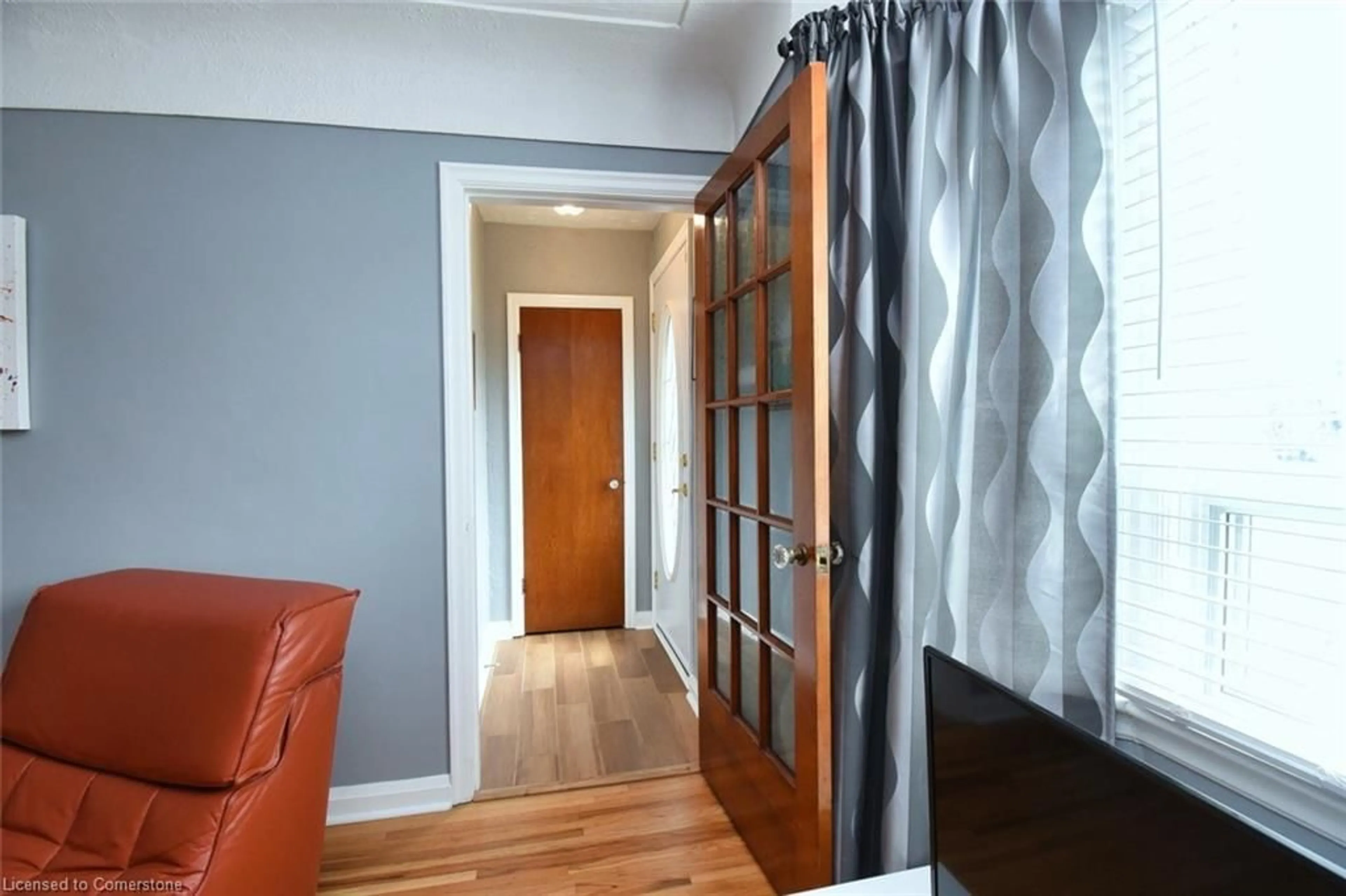 Indoor entryway for 152 Glencairn Ave, Hamilton Ontario L8K 3N9