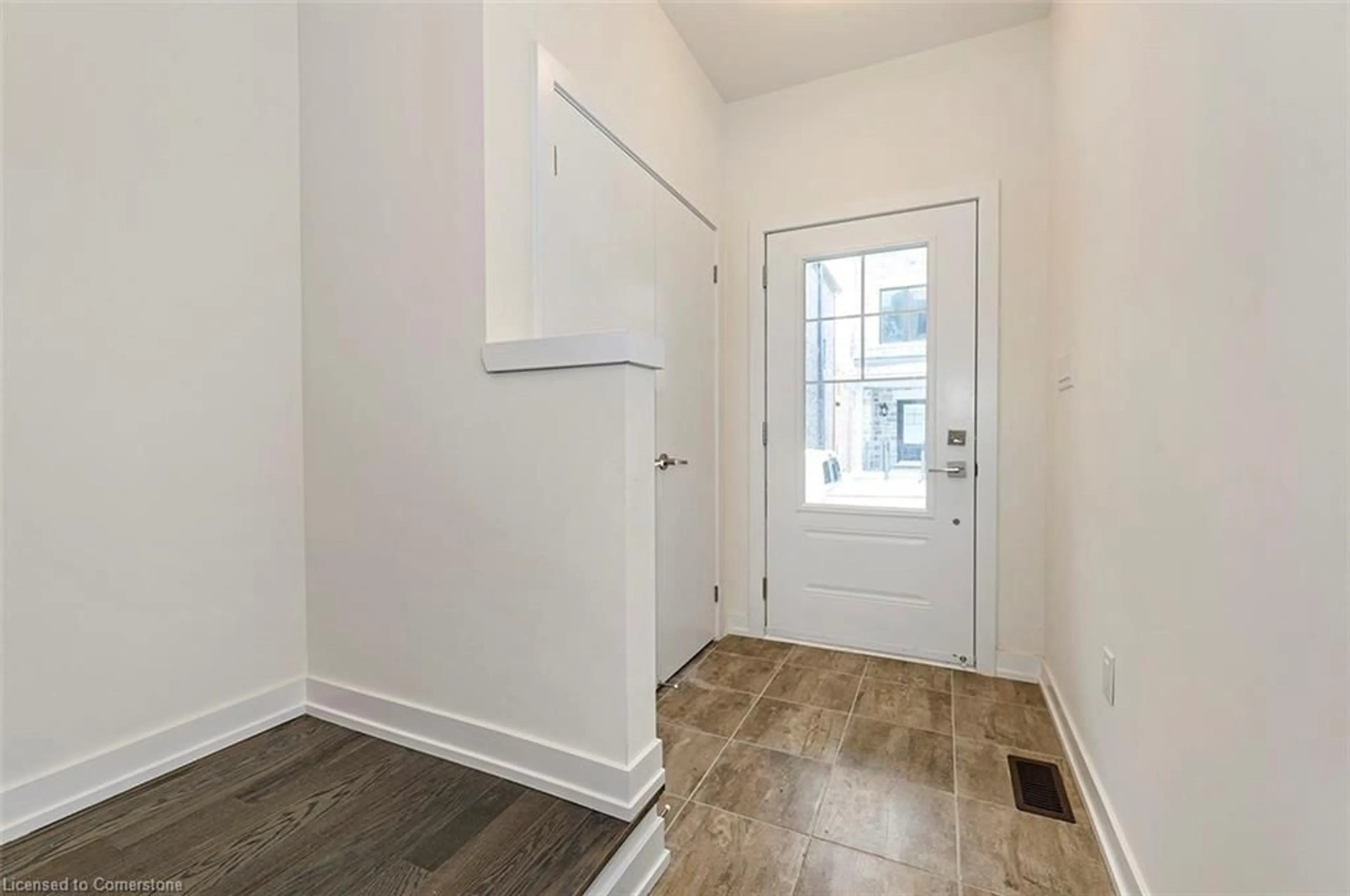Indoor entryway for 54 Folcroft St, Brampton Ontario L6Y 0B6