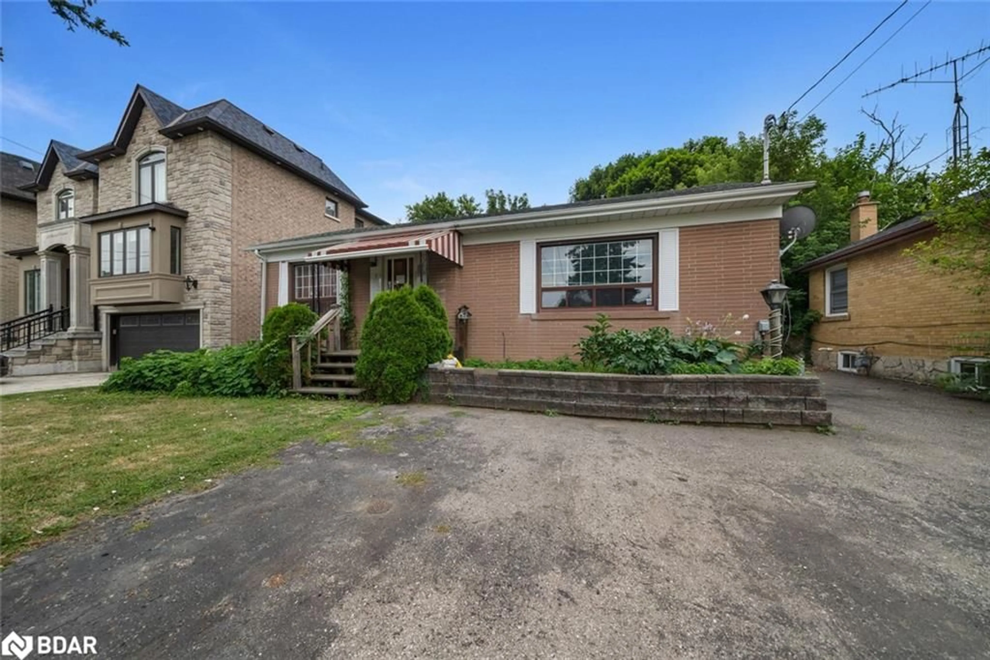 A pic from outside/outdoor area/front of a property/back of a property/a pic from drone, street for 105 Rockport Cres, Richmond Hill Ontario L4C 2M1