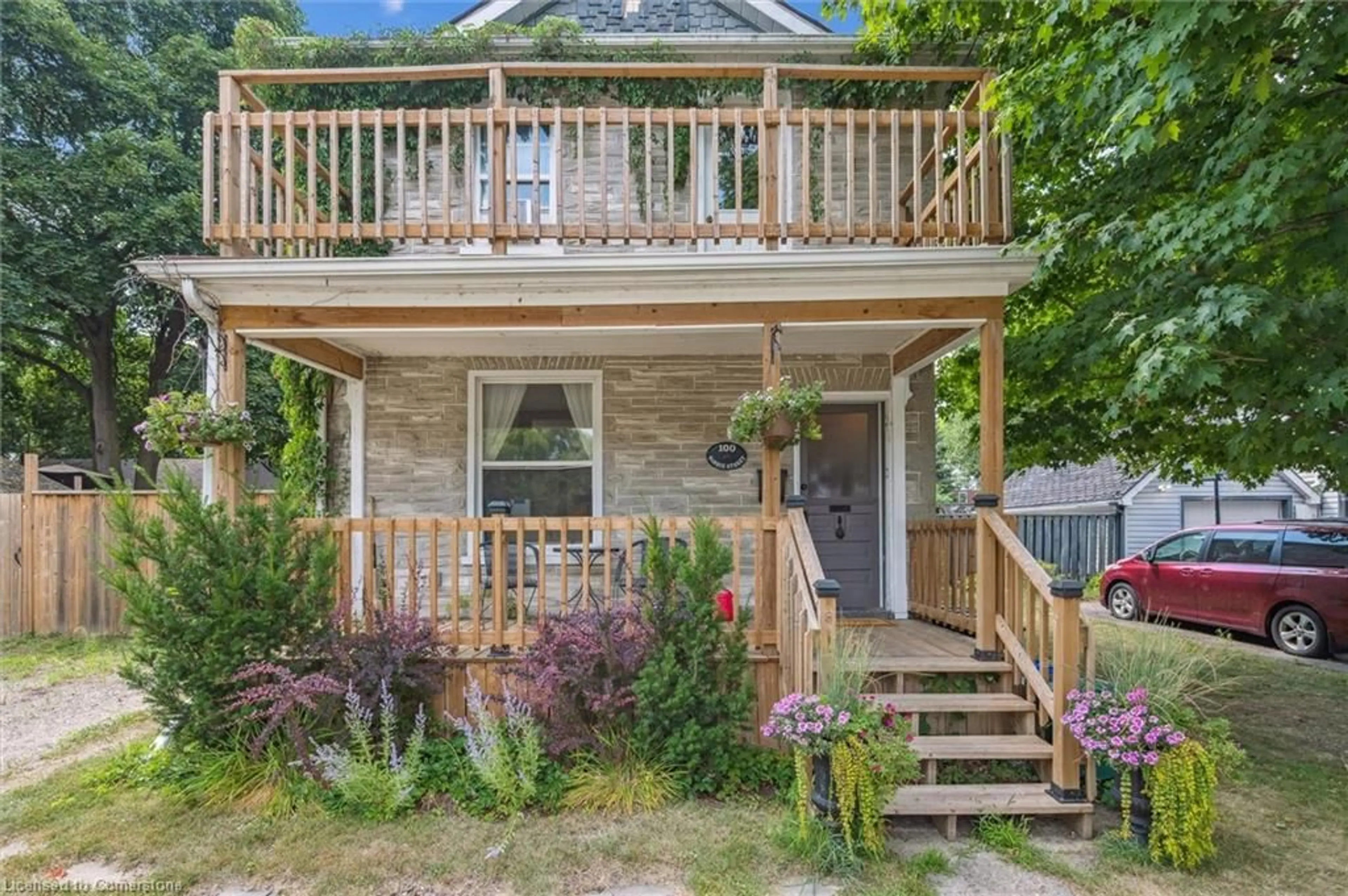 Patio, street for 100 Barrie St, Cambridge Ontario N1S 3A9