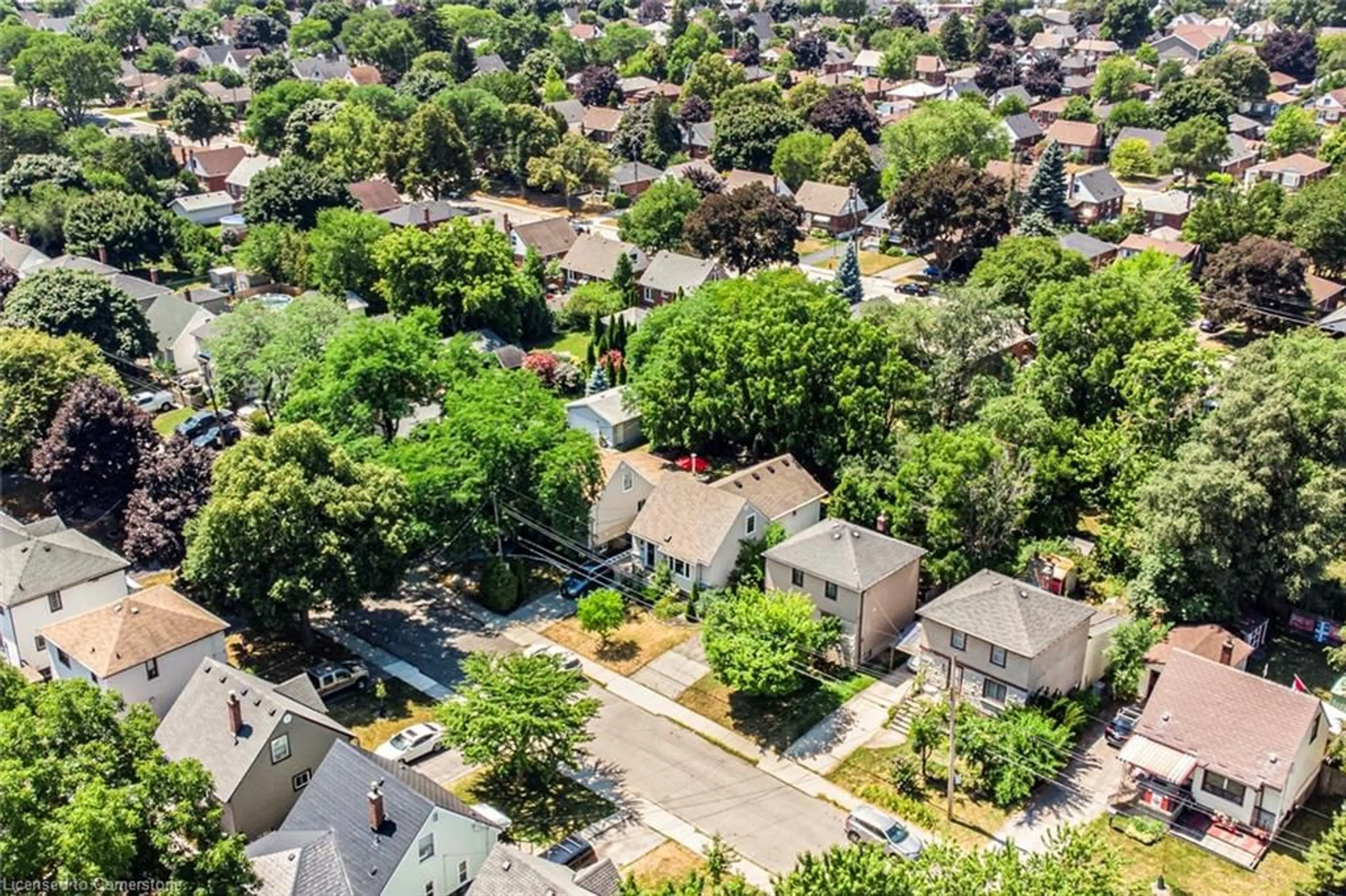 A pic from outside/outdoor area/front of a property/back of a property/a pic from drone, street for 140 East 35th St, Hamilton Ontario L8V 3Y2