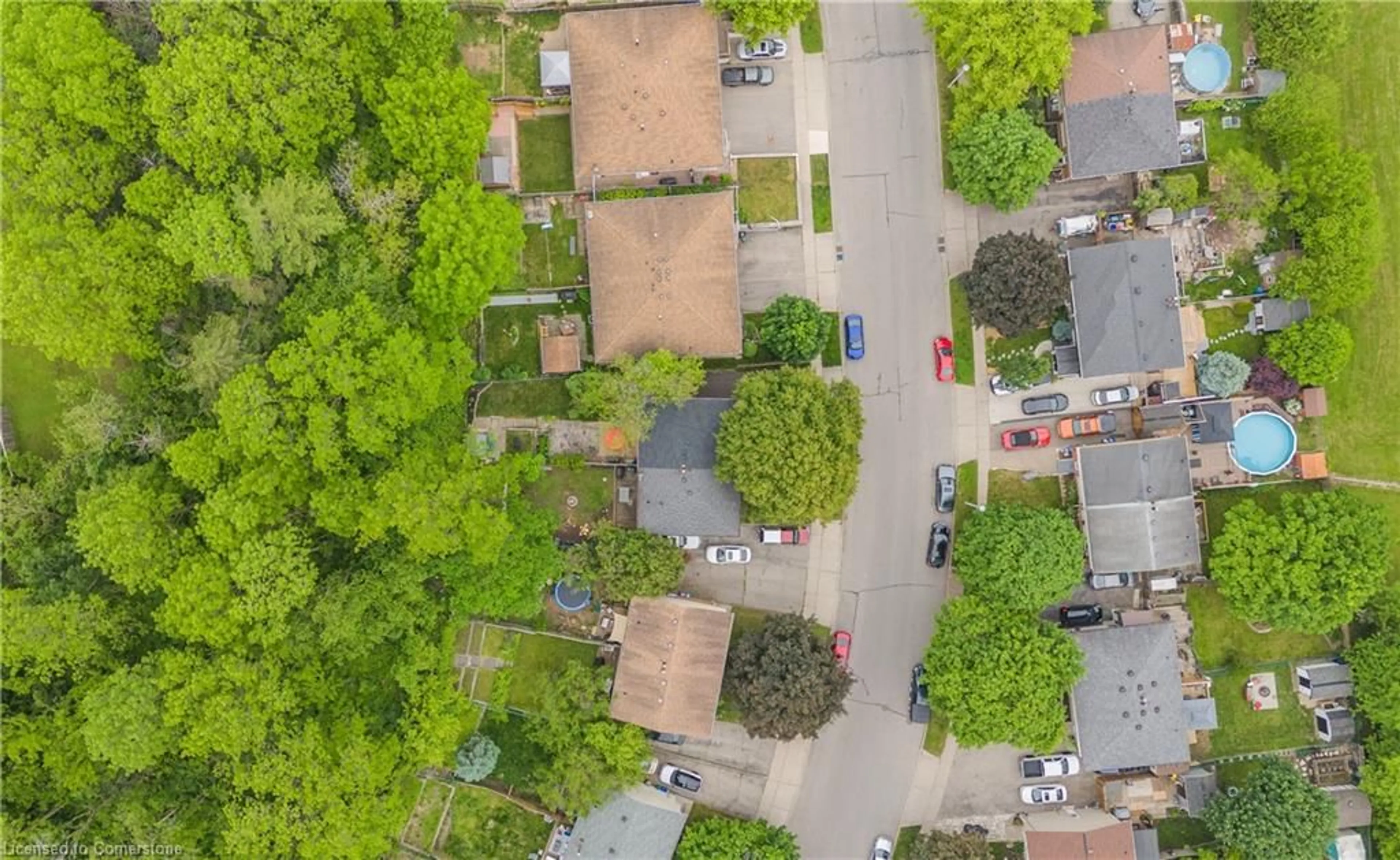 A pic from outside/outdoor area/front of a property/back of a property/a pic from drone, street for 163 Woodside Ave, Cambridge Ontario N1S 3X5