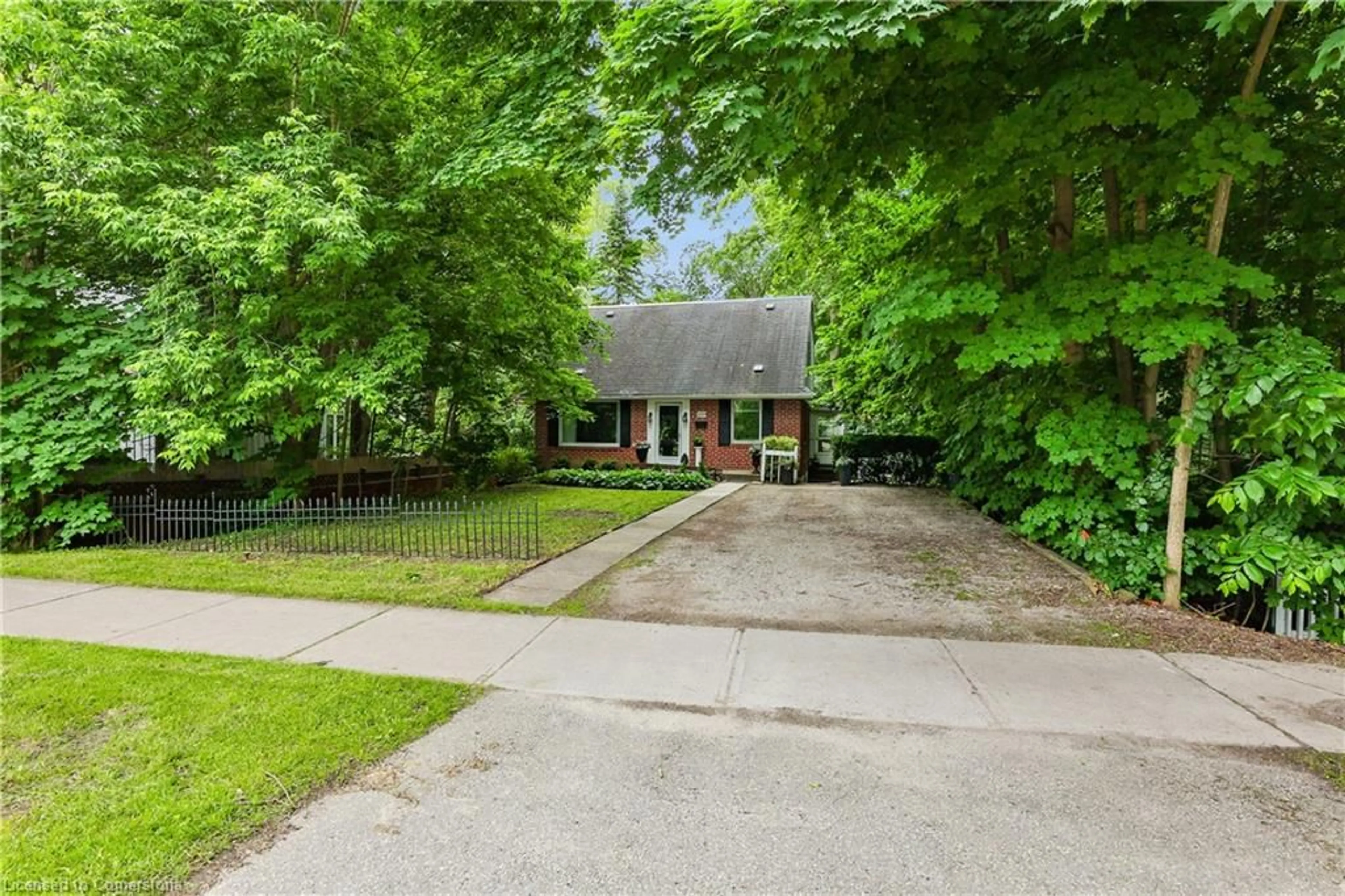 A pic from outside/outdoor area/front of a property/back of a property/a pic from drone, street for 109 Centre St, Vaughan Ontario L4J 1G3